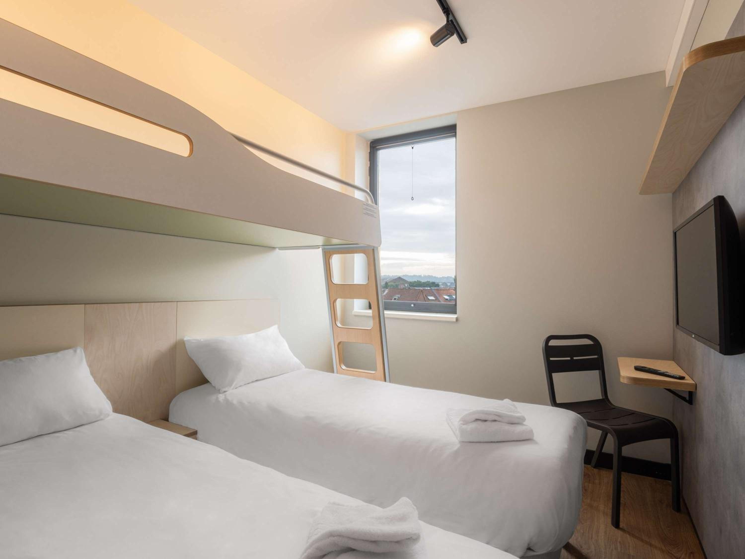 Standard Room with Two Single Beds and One Bunk Bed - Photo 3