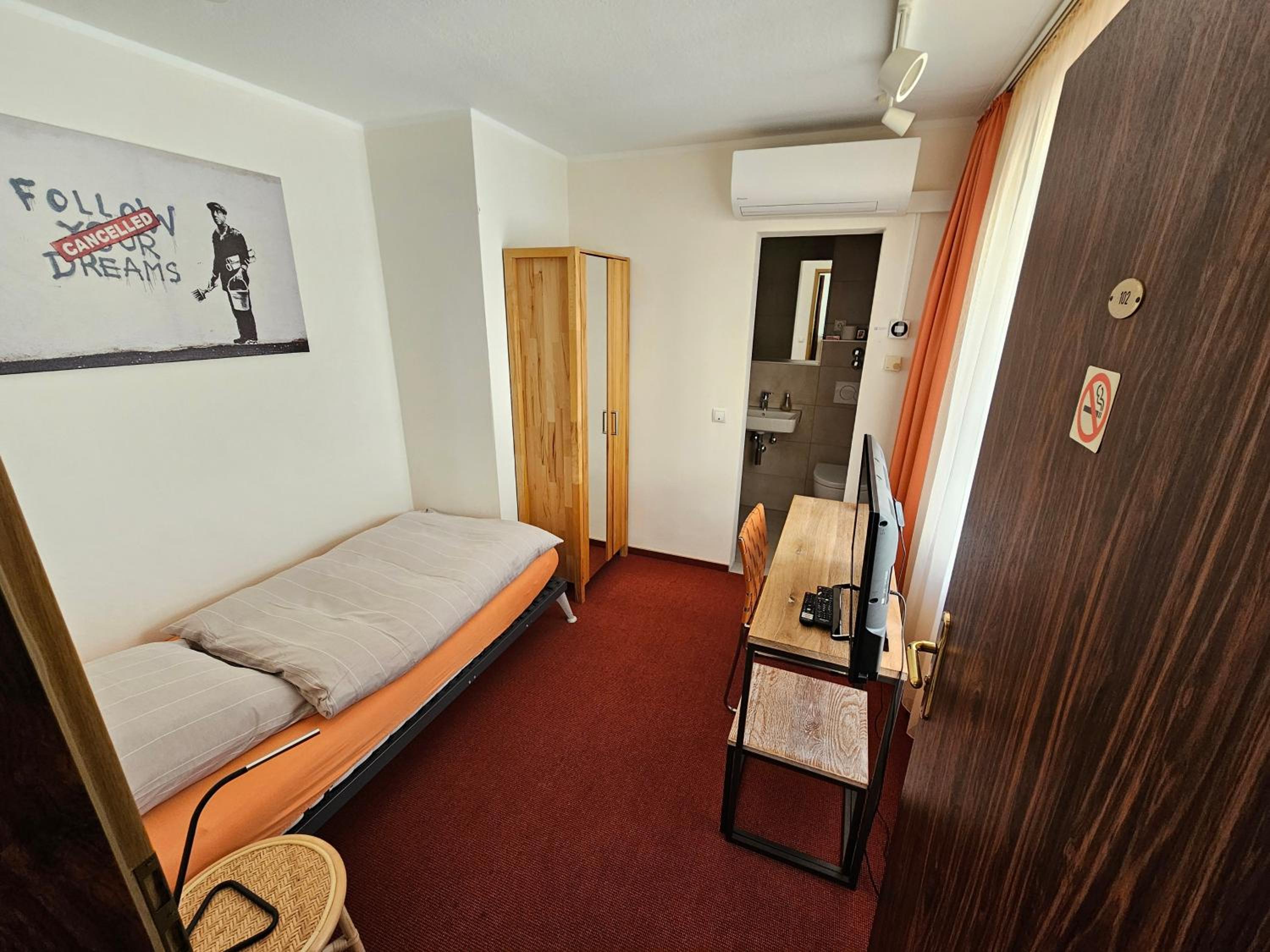 Small Single Room photo 2