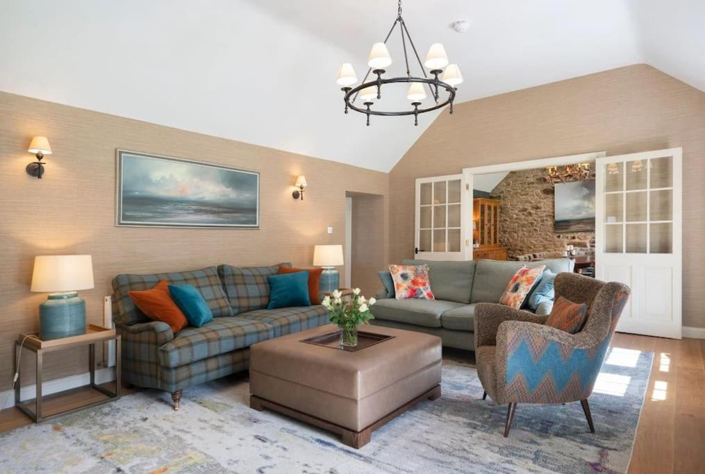Seven-Bedroom House photo 1