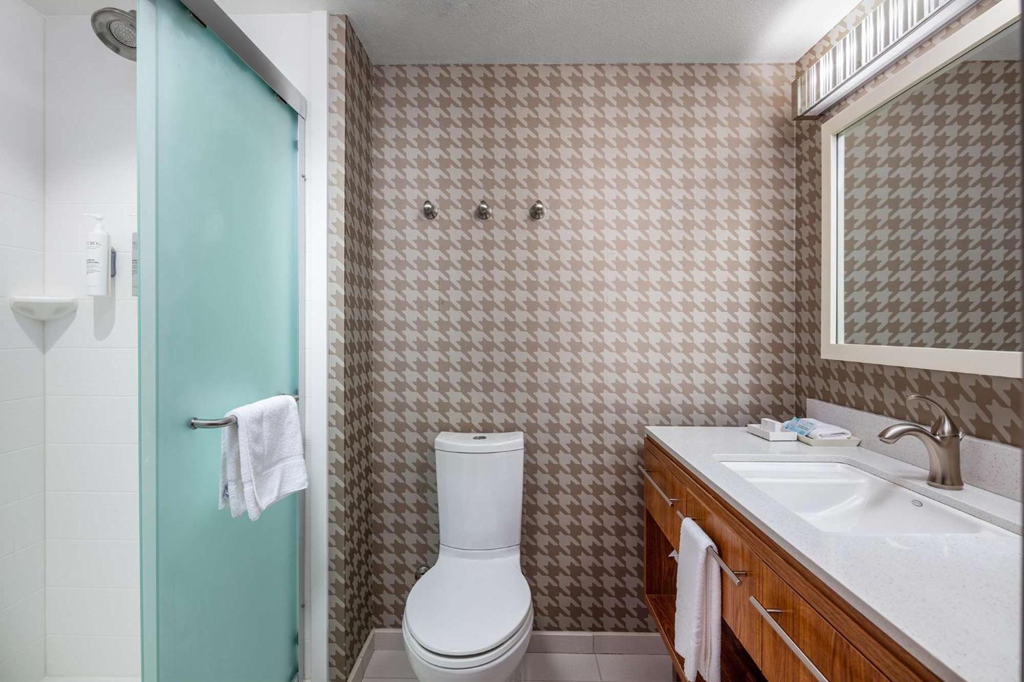 Queen Studio Suite - Hearing Access/Non-Smoking photo 3