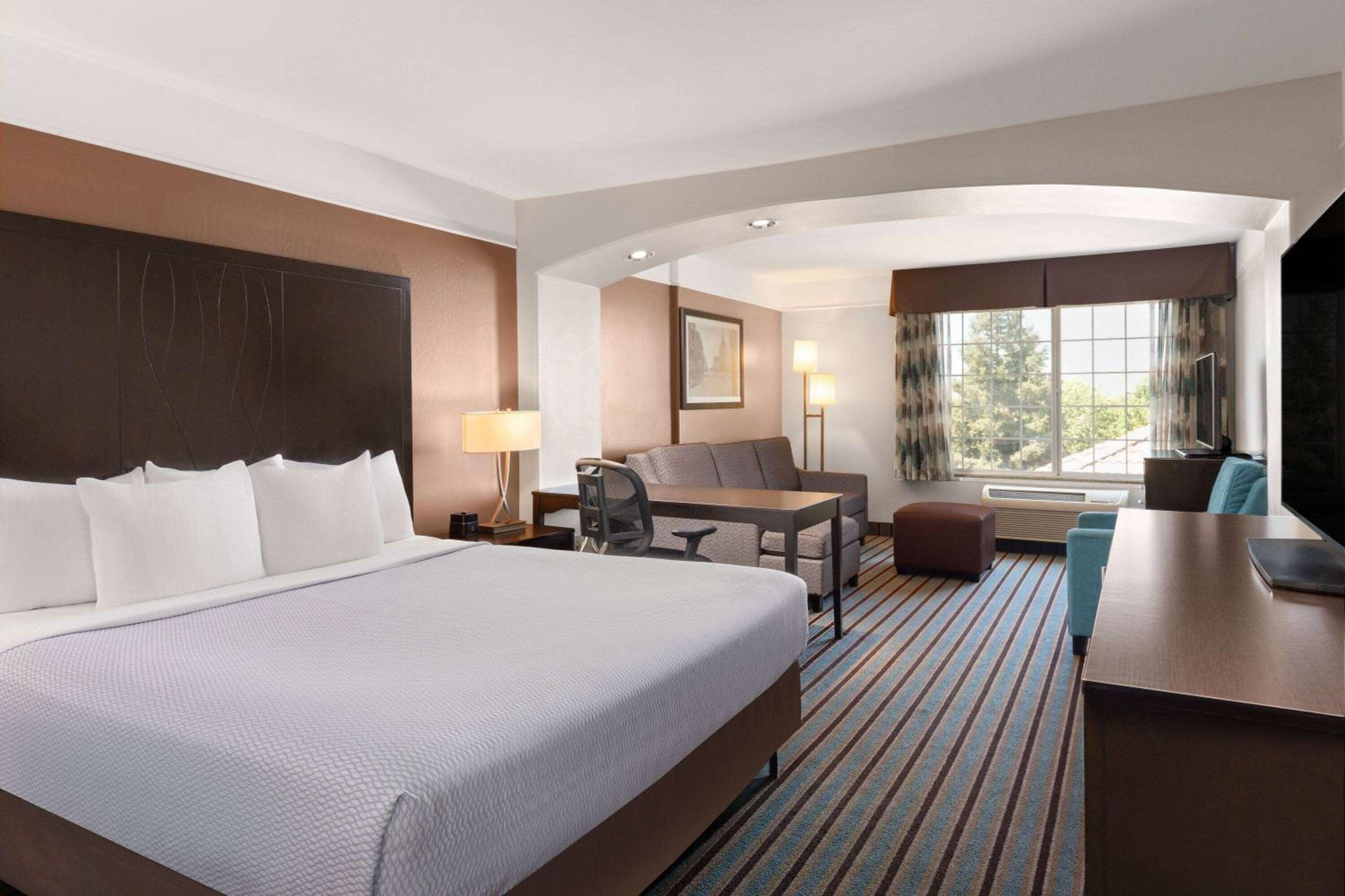 Deluxe King Room - Non-Smoking - Photo 1