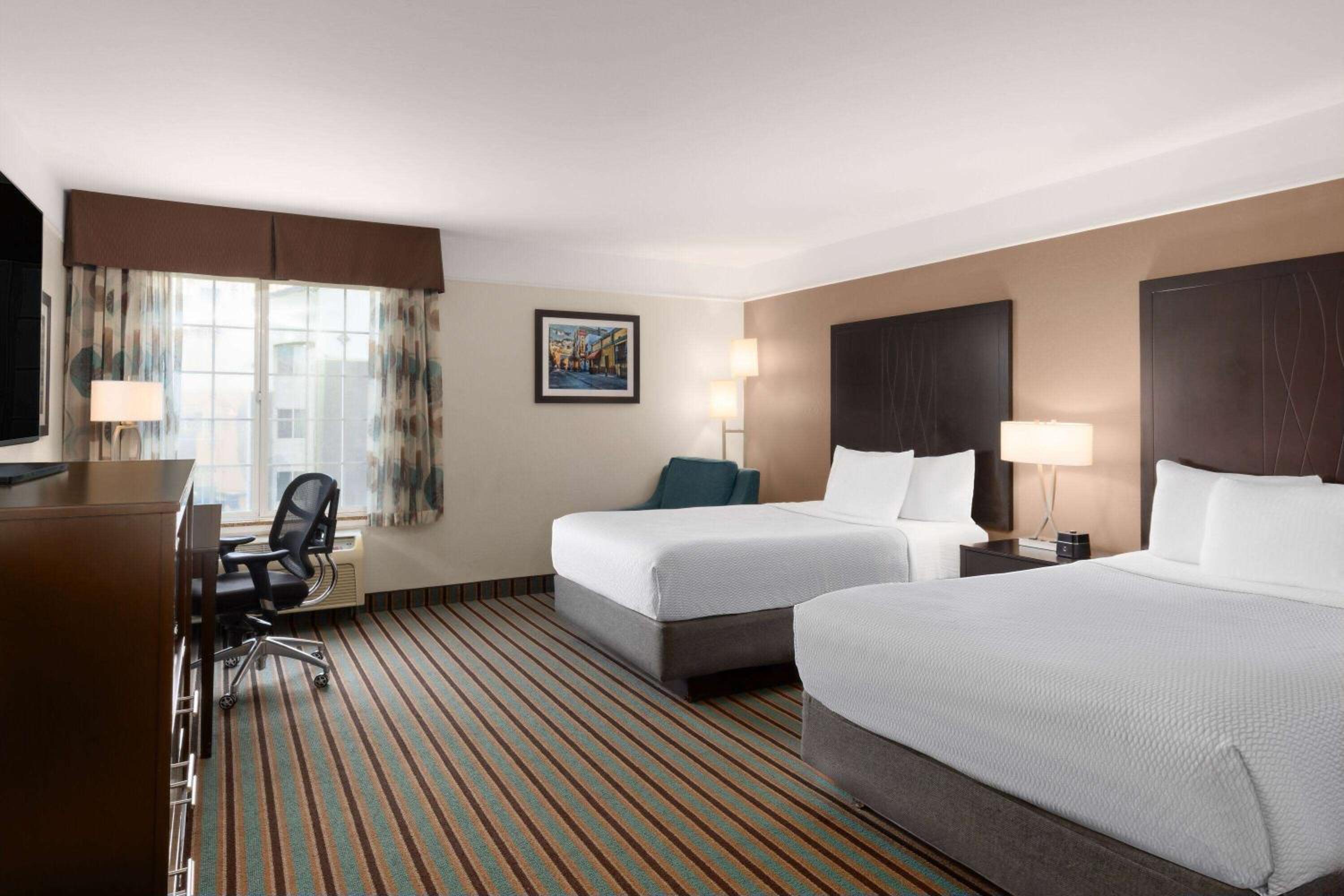 Double Room with Two Double Beds and Bath Tub - Mobility/Hearing Accessible - Non-Smoking - Photo 1