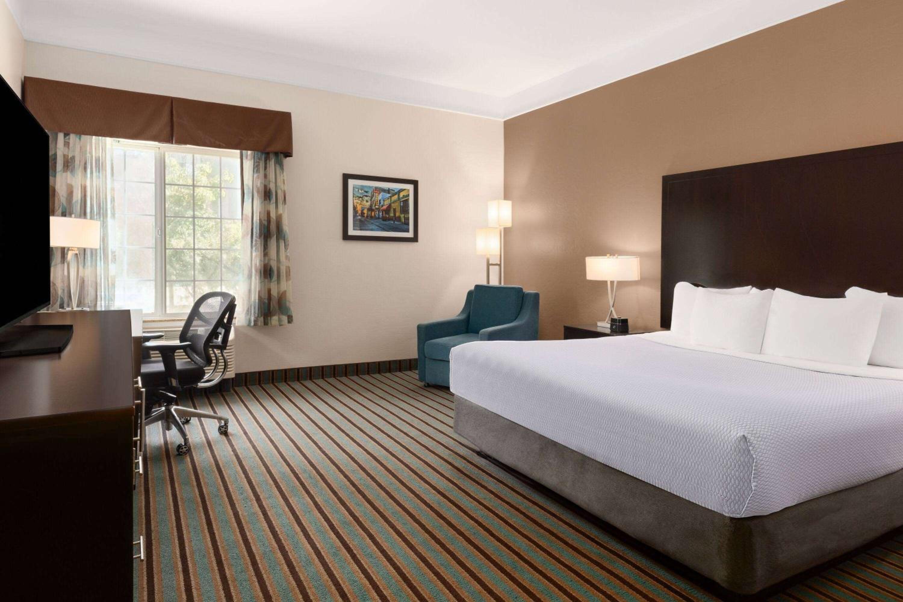 King Room with Roll-In Shower - Mobility Access/Non-Smoking - Photo 1