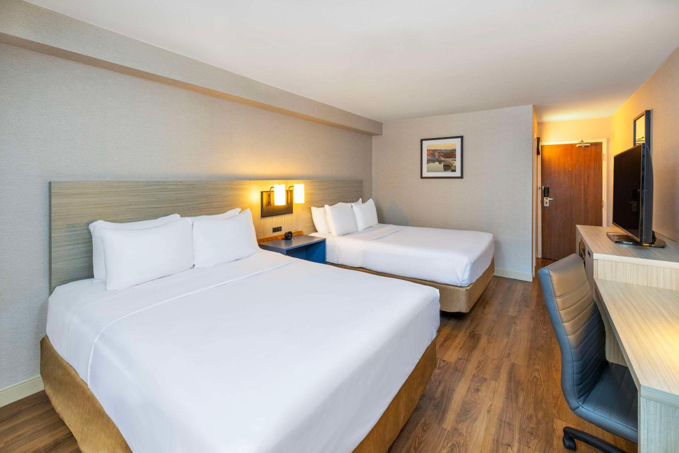 Standard Queen Room with Two Queen Beds - Non-Smoking - Photo 5