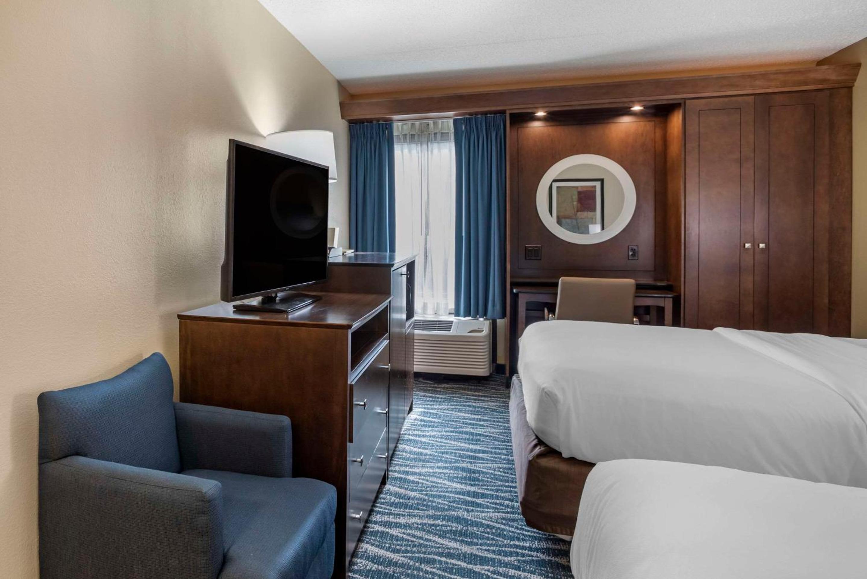 Queen Room with 2 Queen Beds - Photo 4