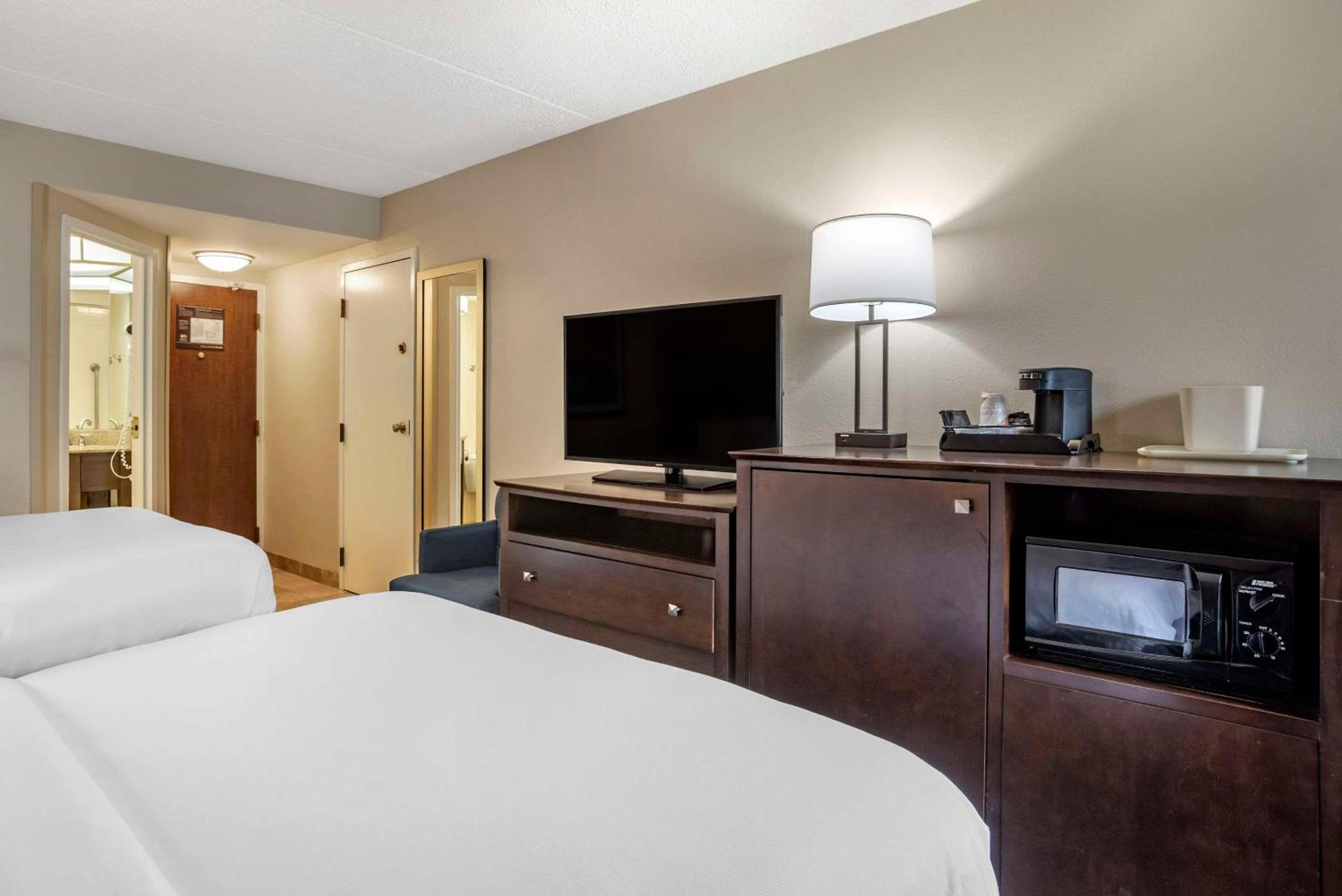 Queen Room with 2 Queen Beds - Photo 2