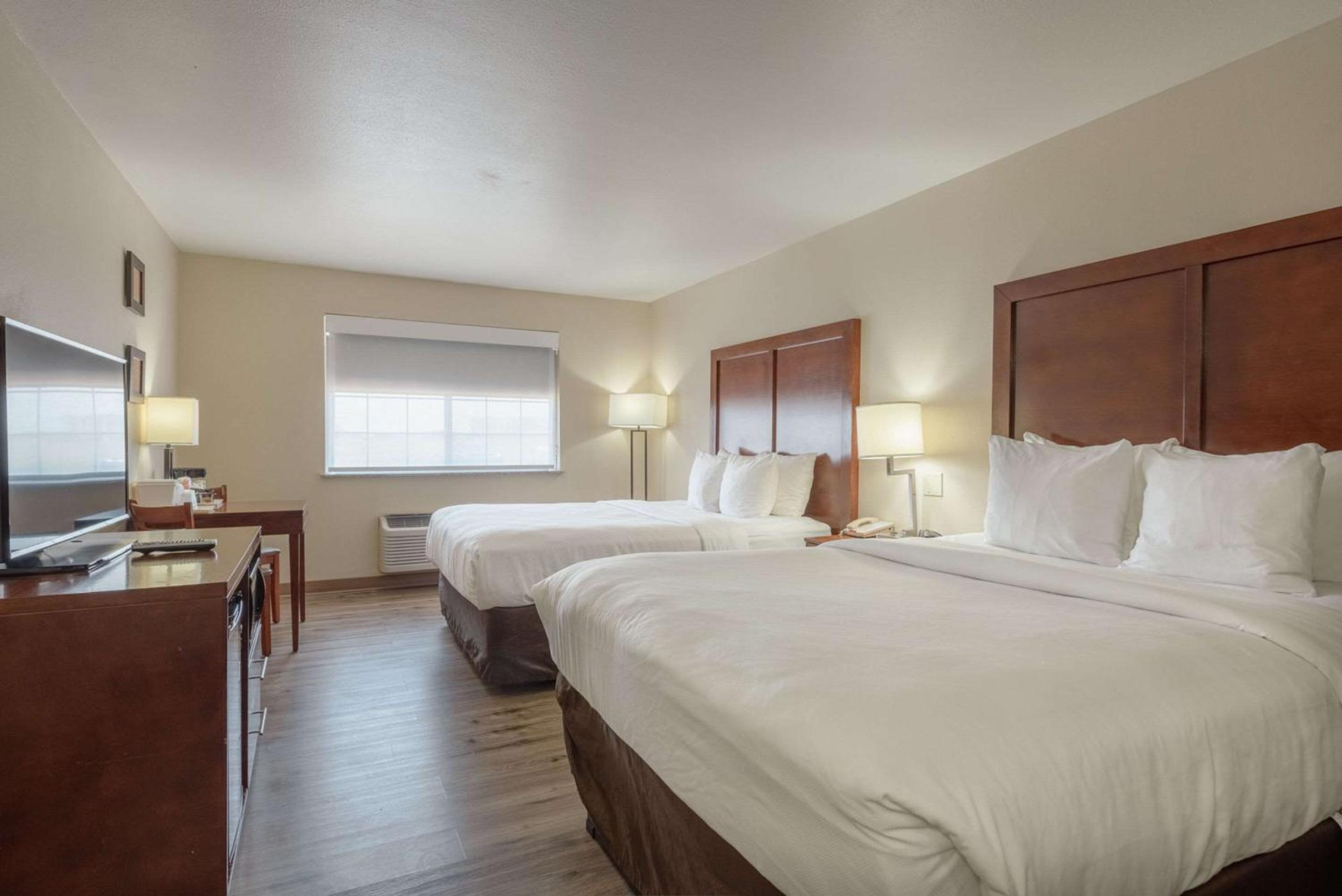 Standard Queen Room with Two Queen Beds - Non-Smoking - Photo 1
