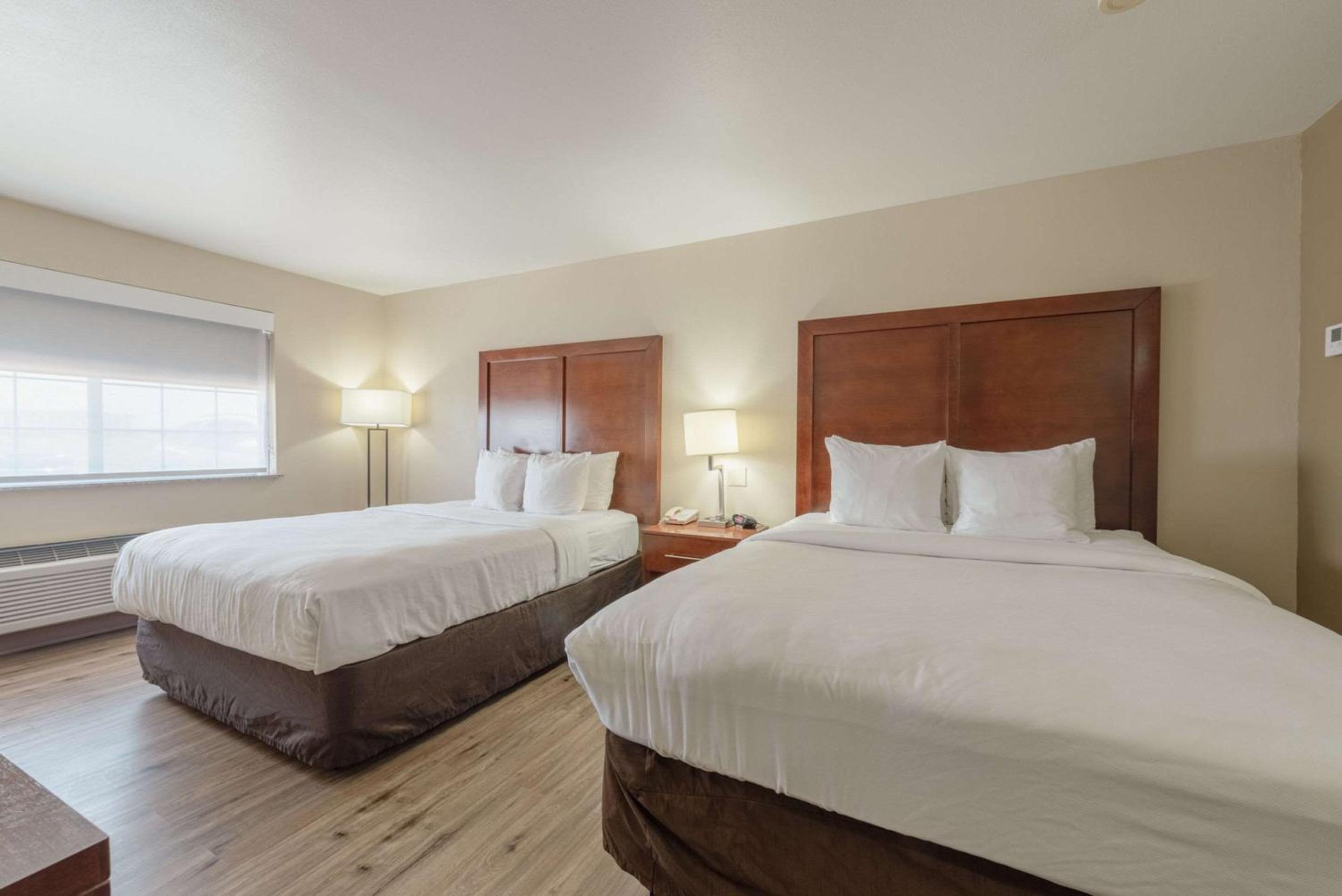 Standard Queen Room with Two Queen Beds - Non-Smoking - Photo 3