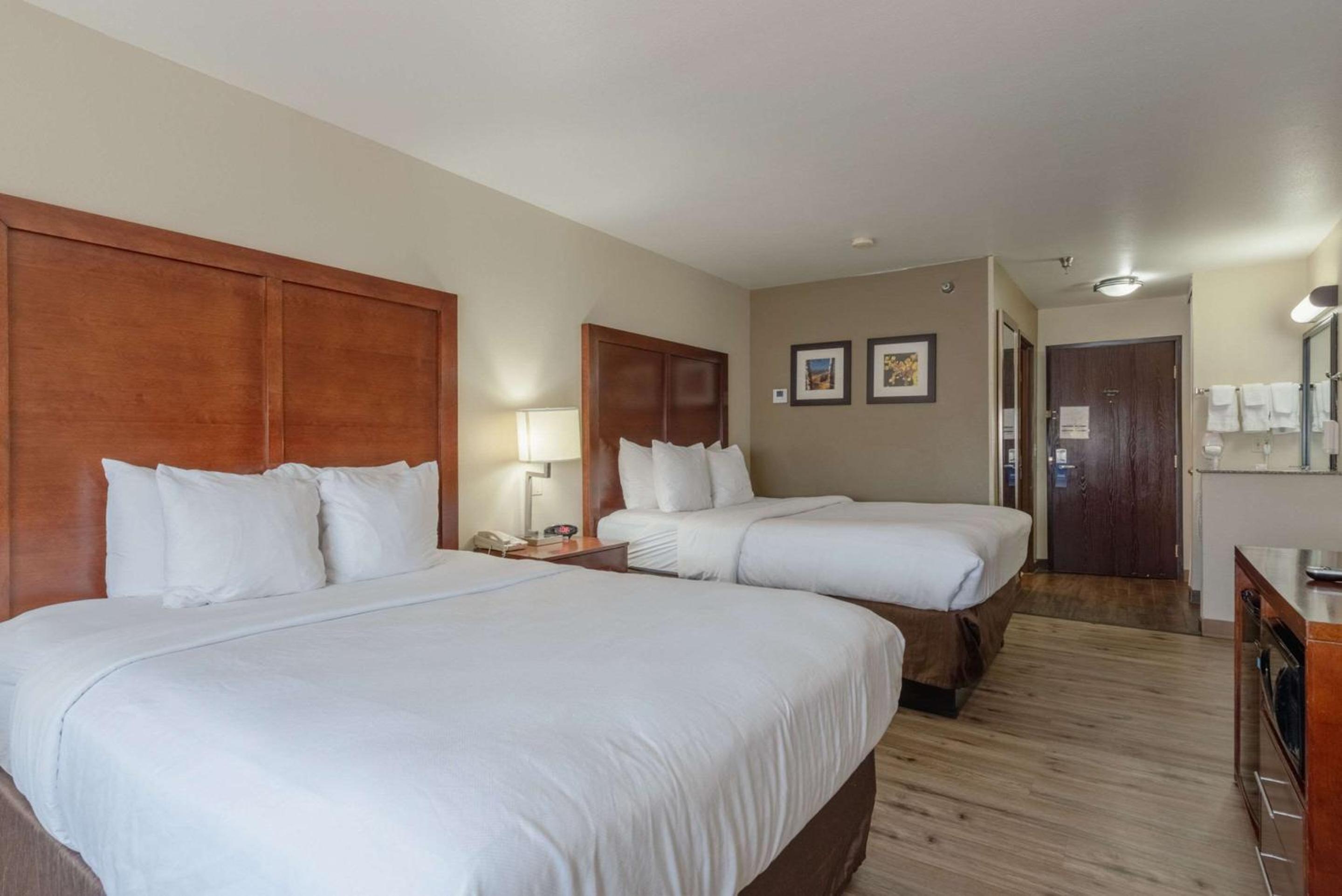 Standard Queen Room with Two Queen Beds - Non-Smoking - Photo 4