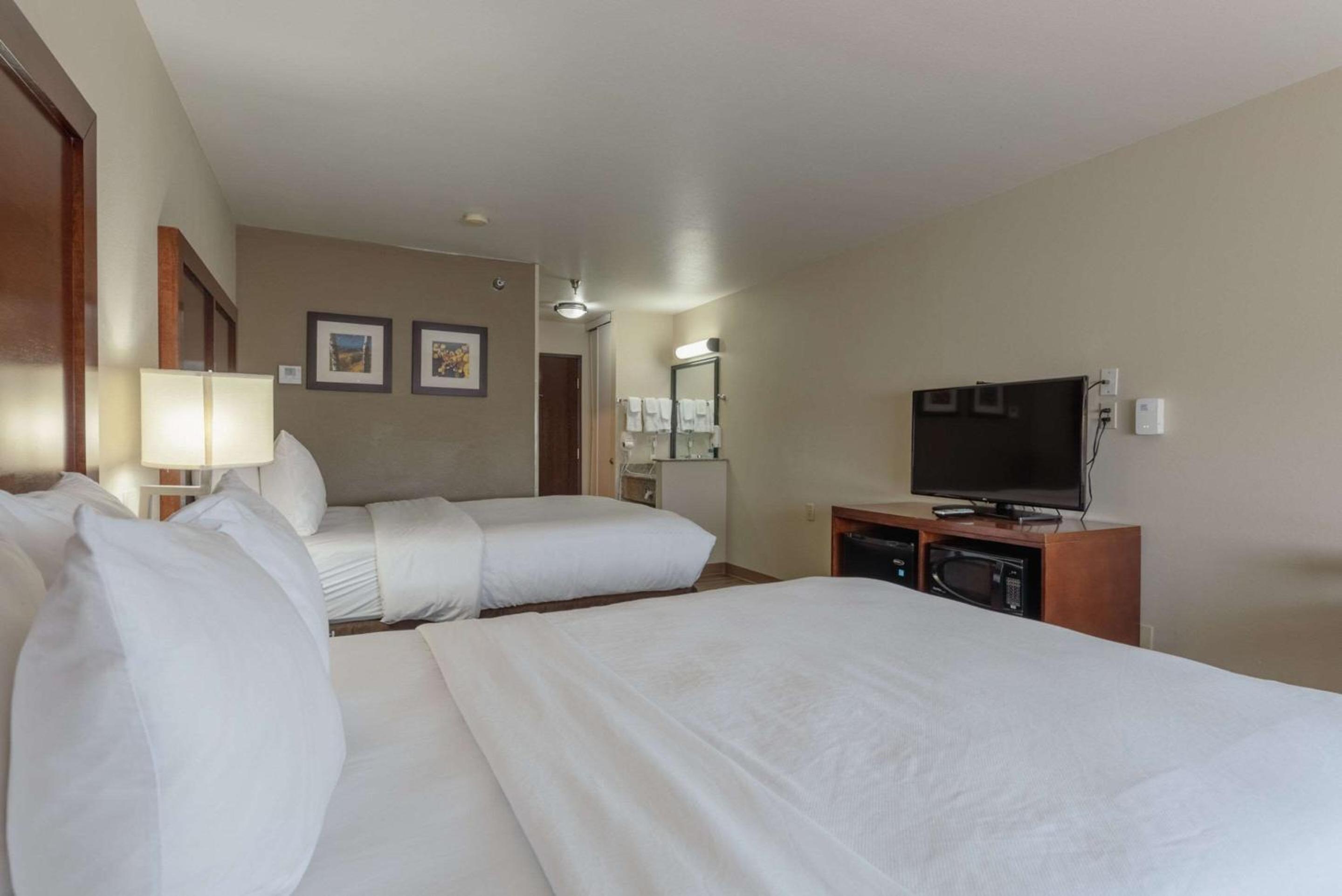 Standard Queen Room with Two Queen Beds - Non-Smoking - Photo 2