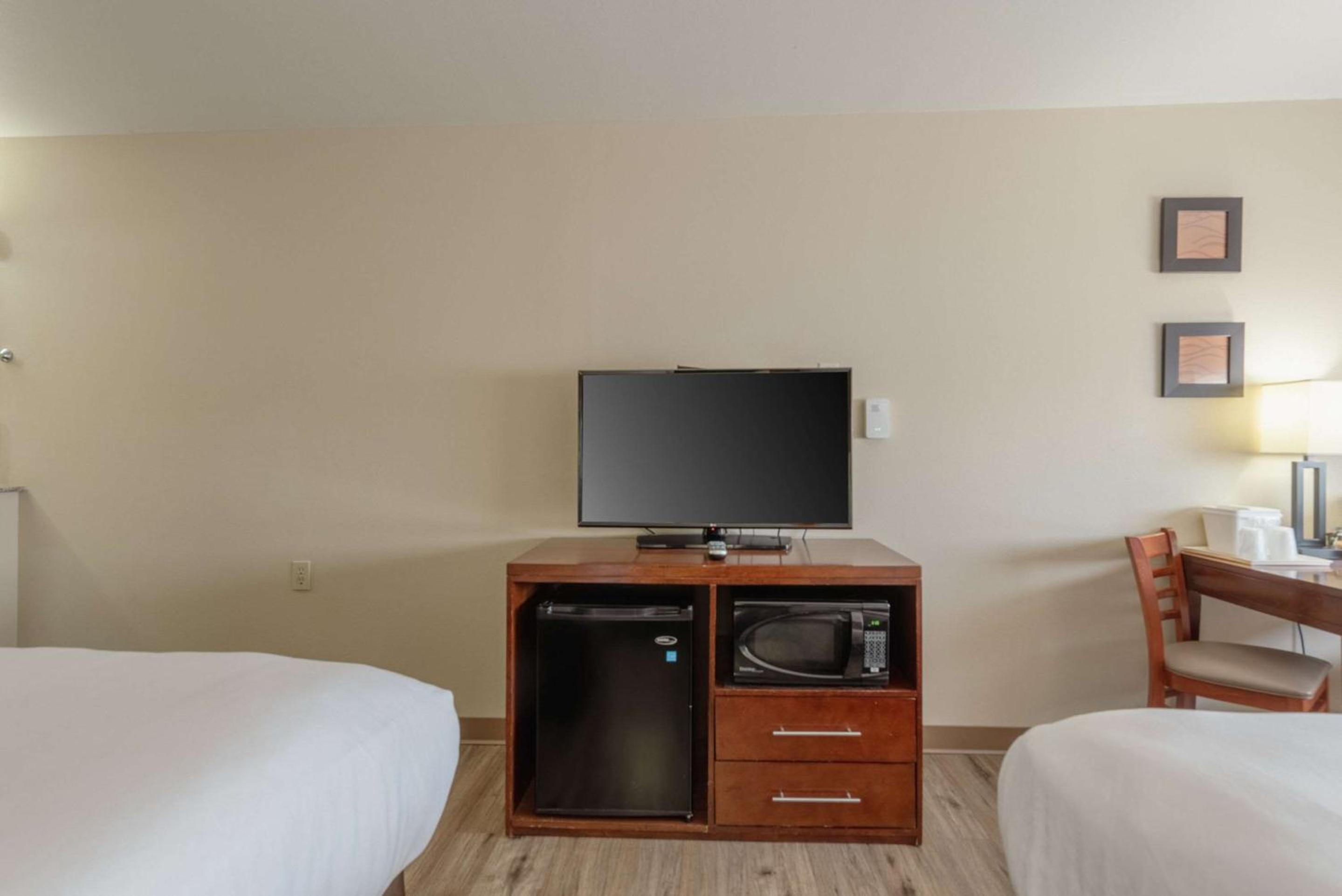Standard Queen Room with Two Queen Beds - Non-Smoking - Photo 5