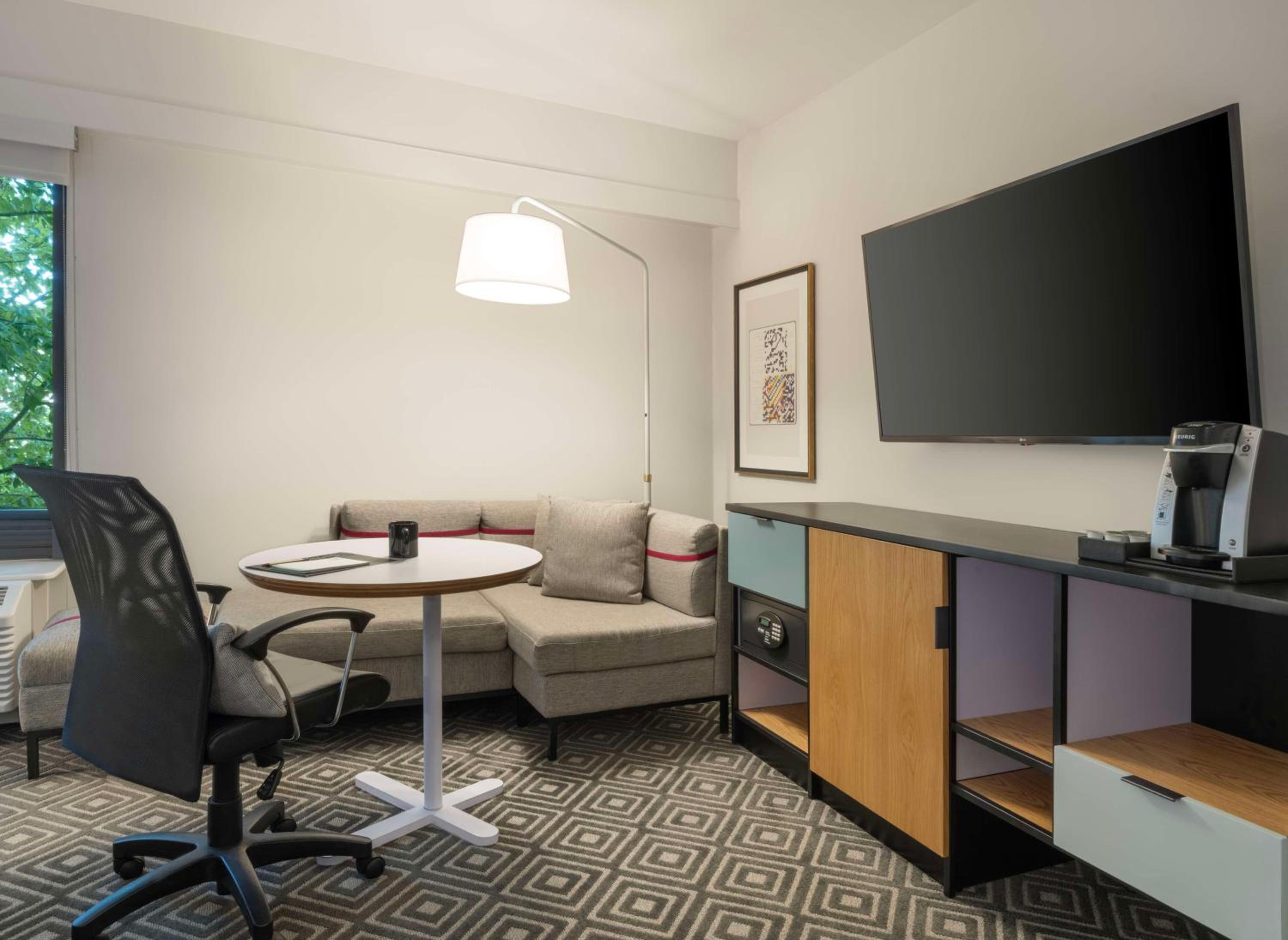 Deluxe Corner King Room - Photo 4