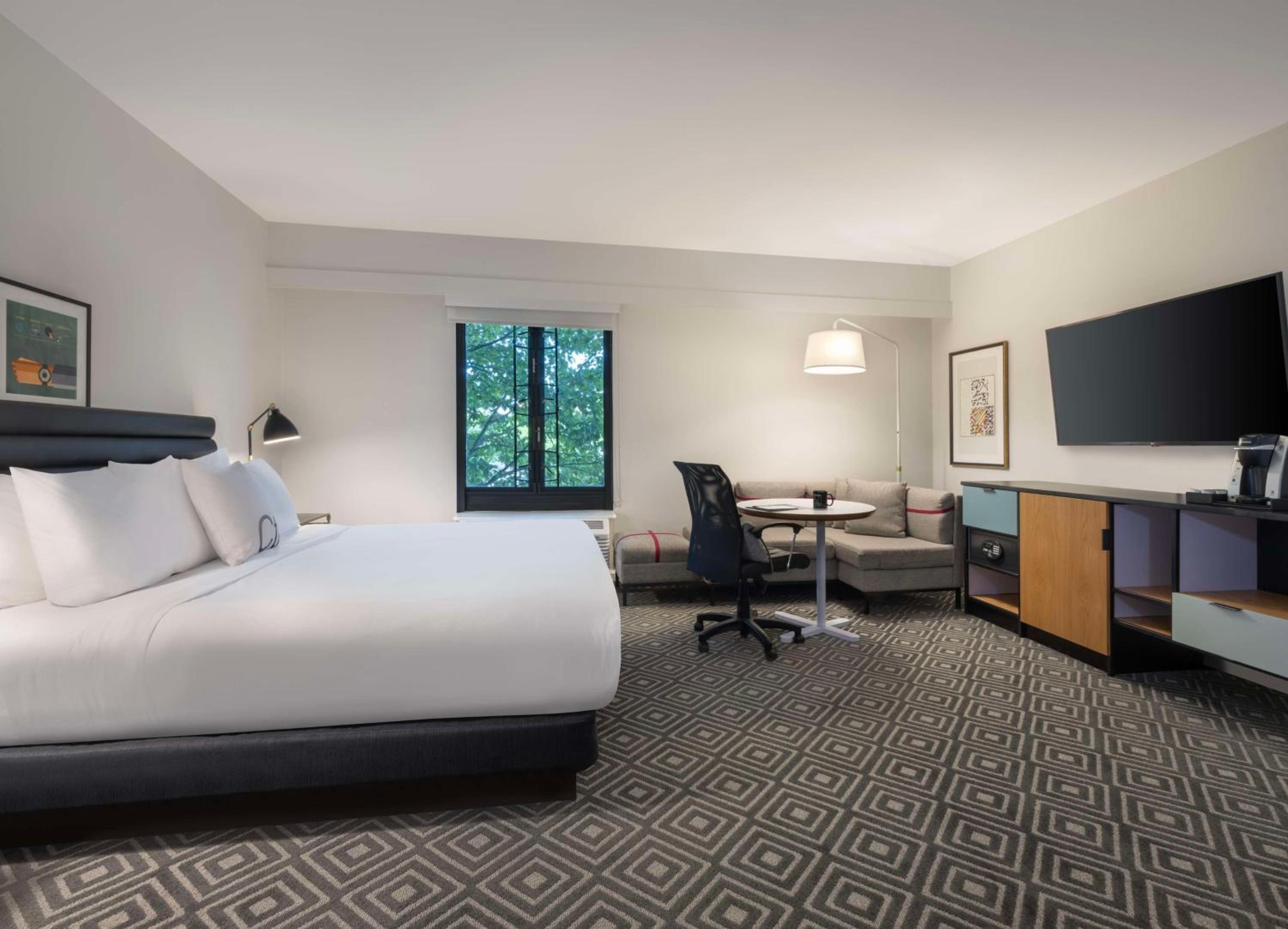 Deluxe Corner King Room - Photo 3