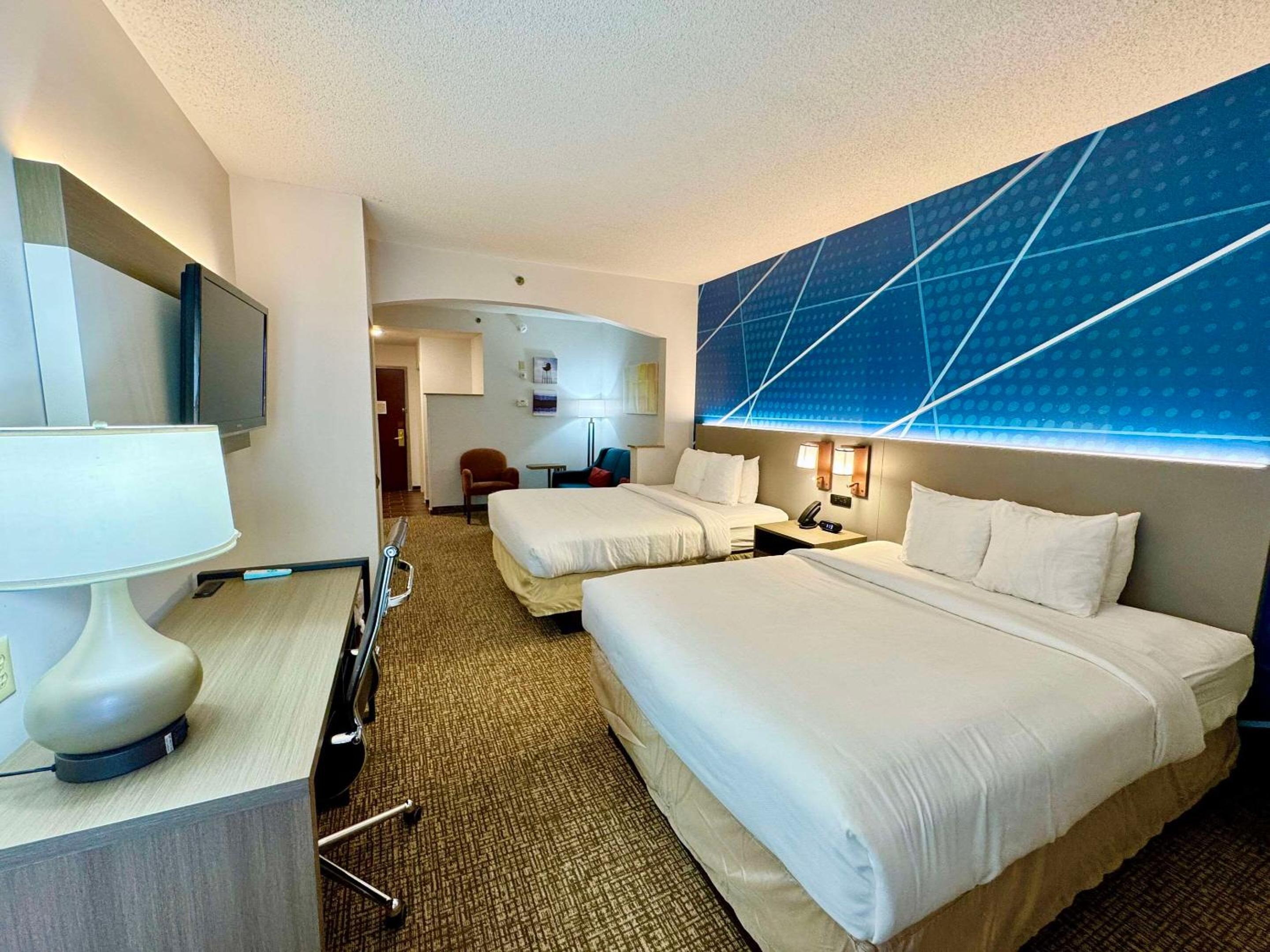 Queen Suite with Two Queen Beds - Non-Smoking - Photo 1