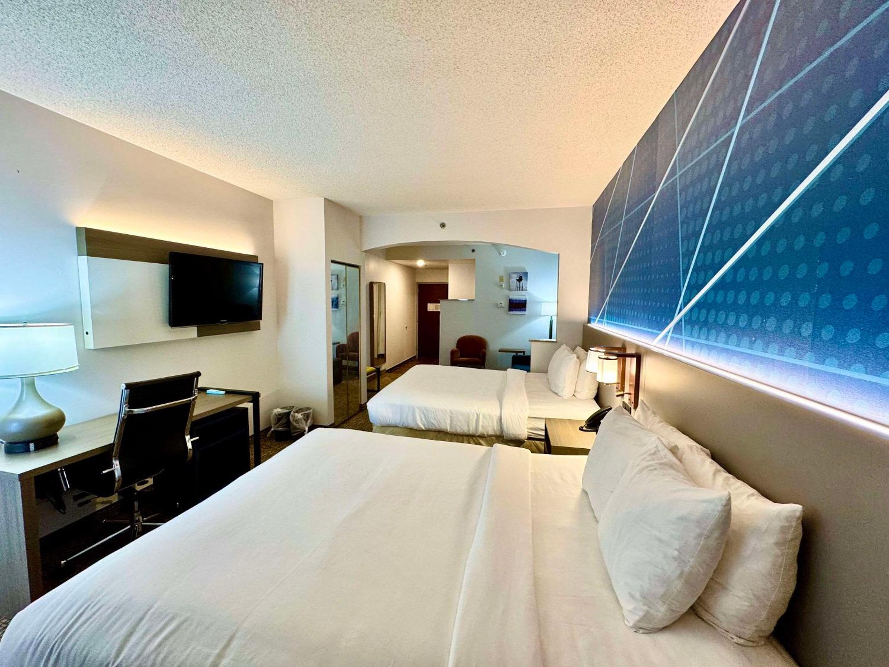 Queen Suite with Two Queen Beds - Non-Smoking - Photo 8