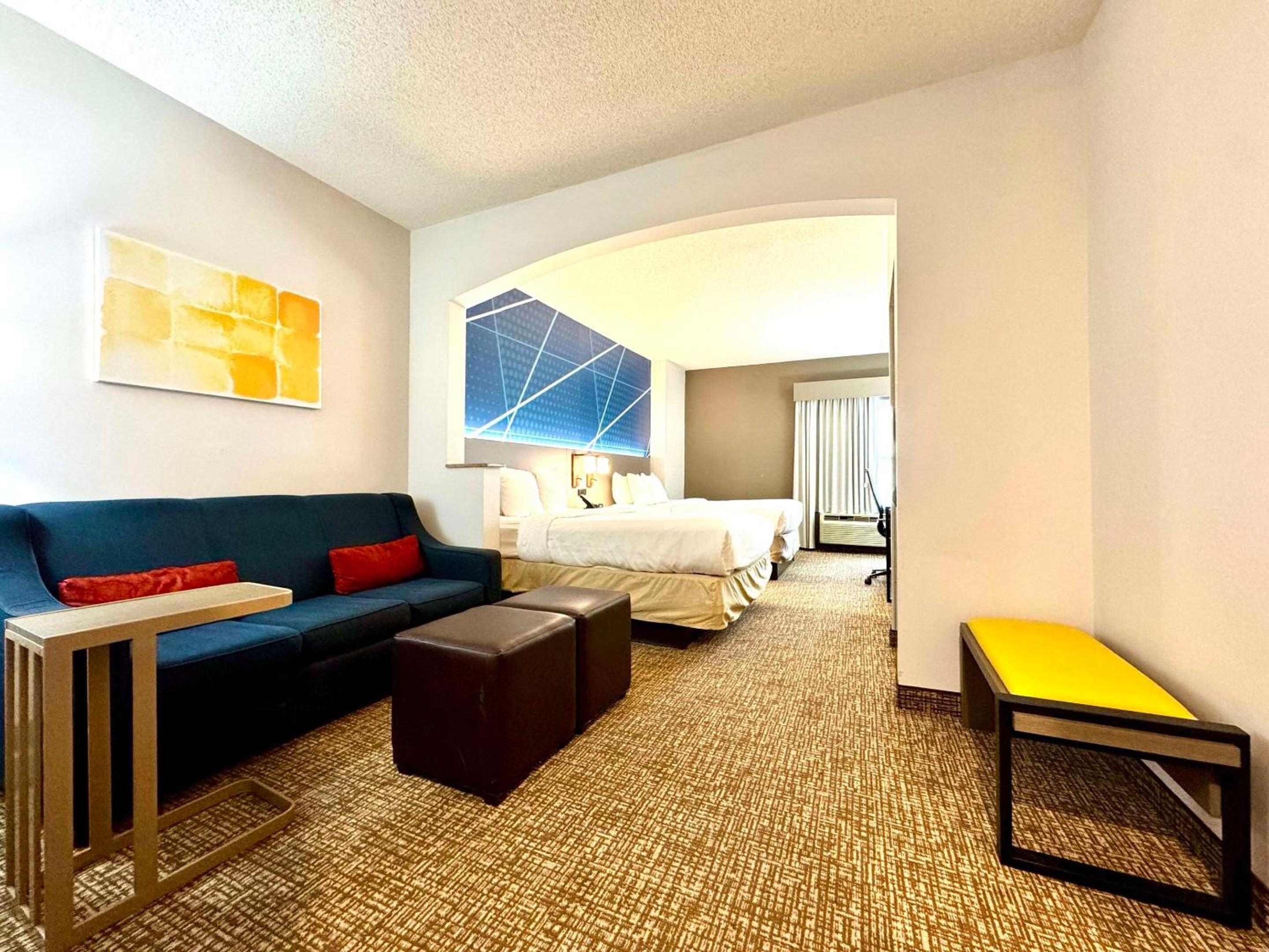 Queen Suite with Two Queen Beds - Non-Smoking - Photo 7