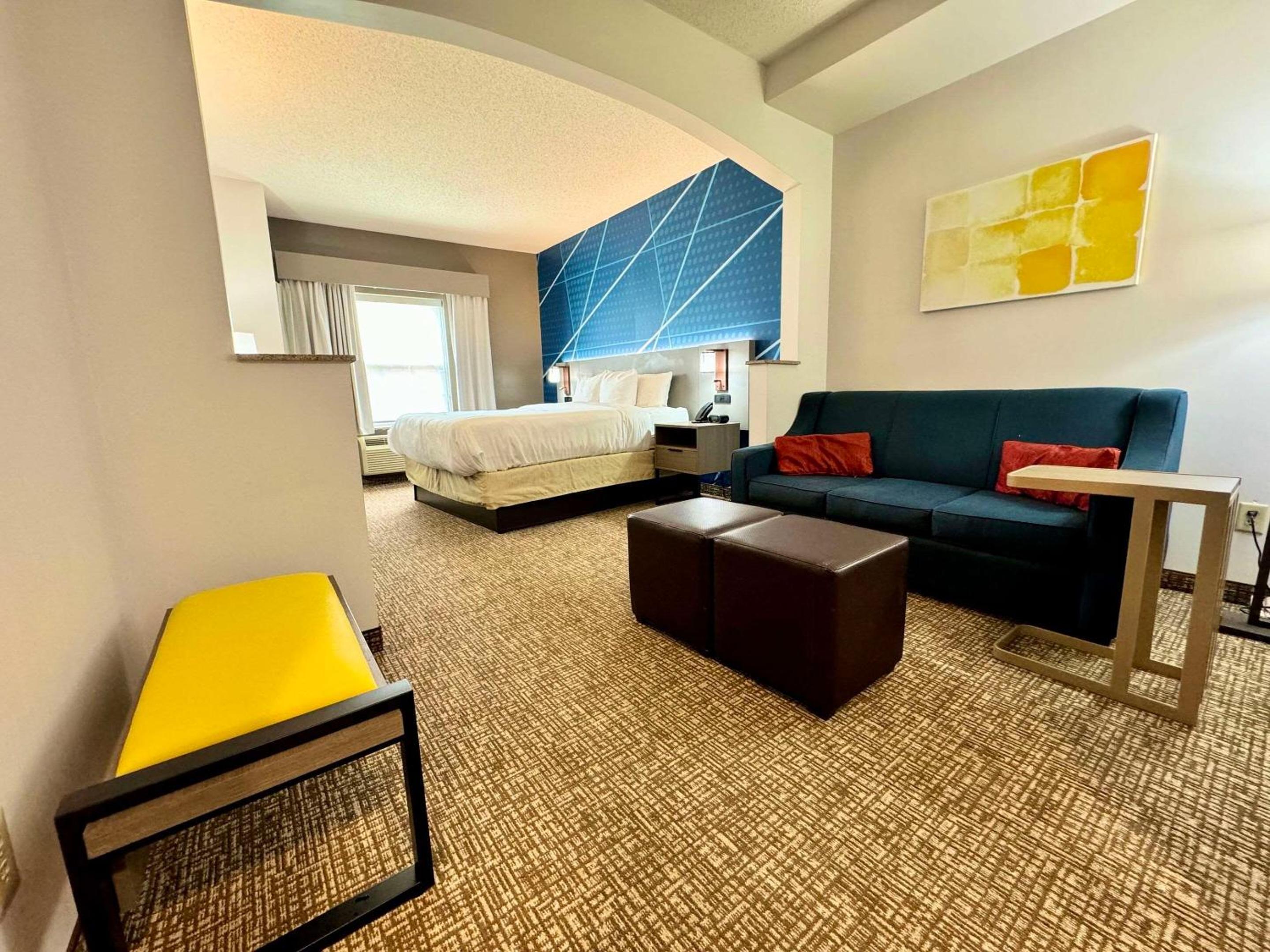 King Suite - Non-Smoking - Photo 12