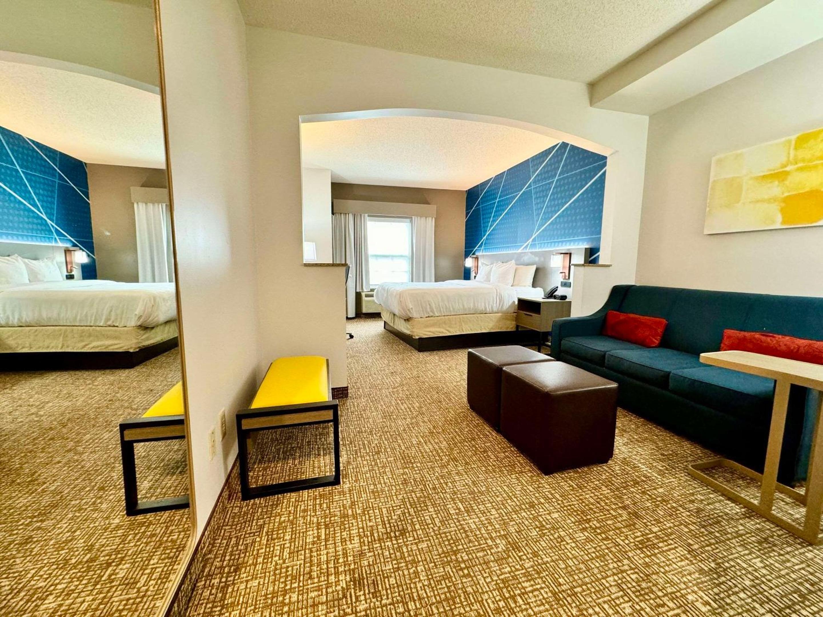 King Suite - Non-Smoking - Photo 10