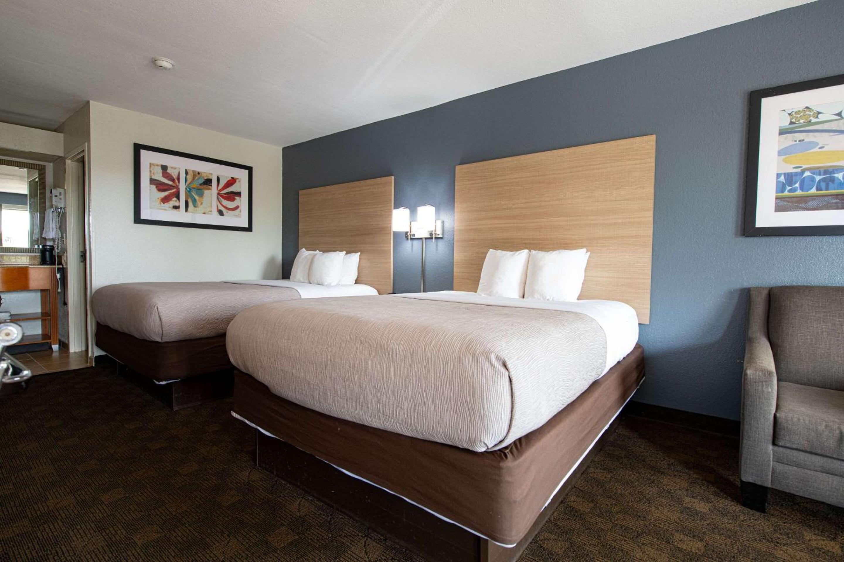 Standard Queen Room with Two Queen Beds - Non-Smoking - Photo 1