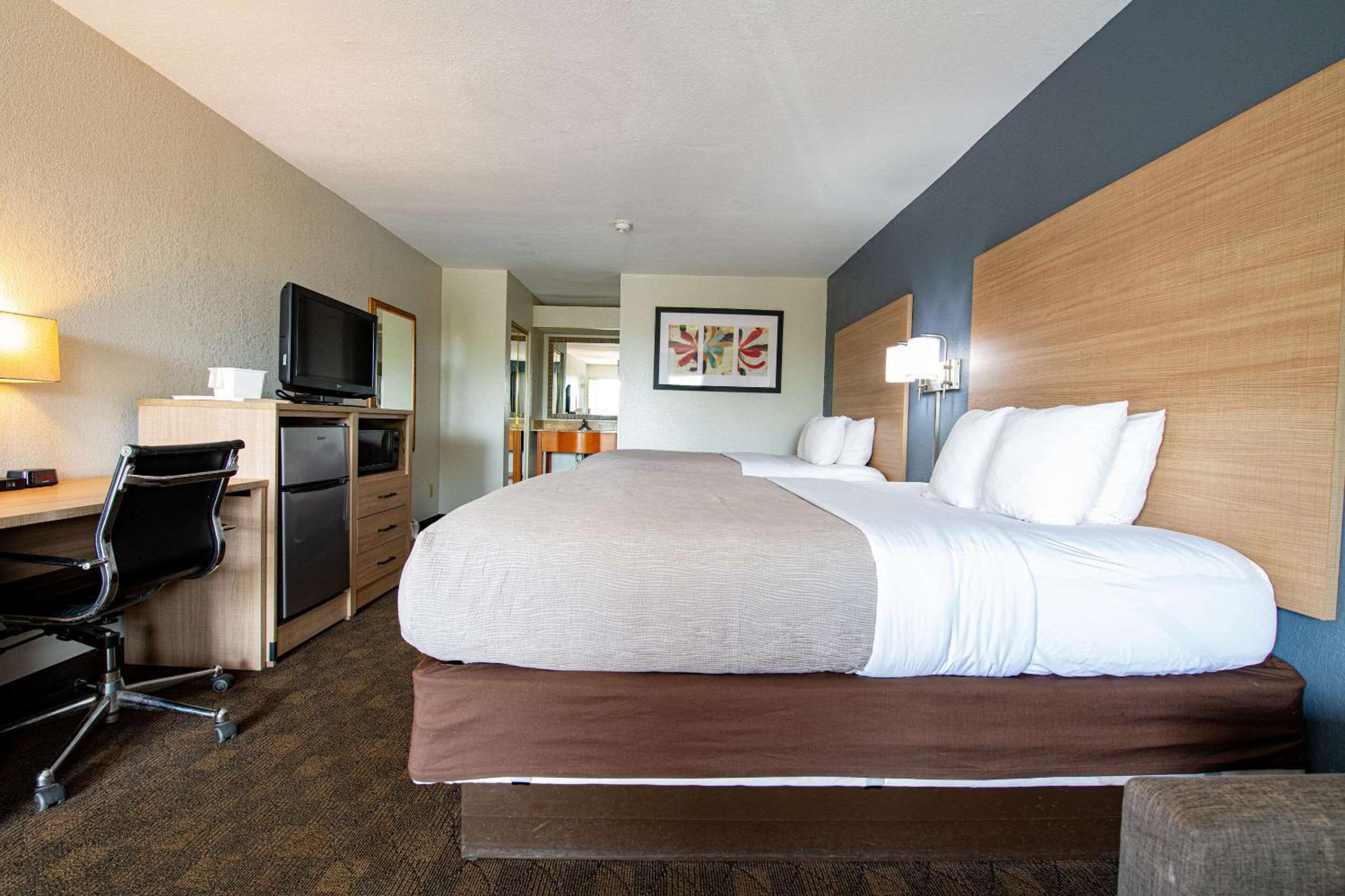 Standard Queen Room with Two Queen Beds - Non-Smoking - Photo 7