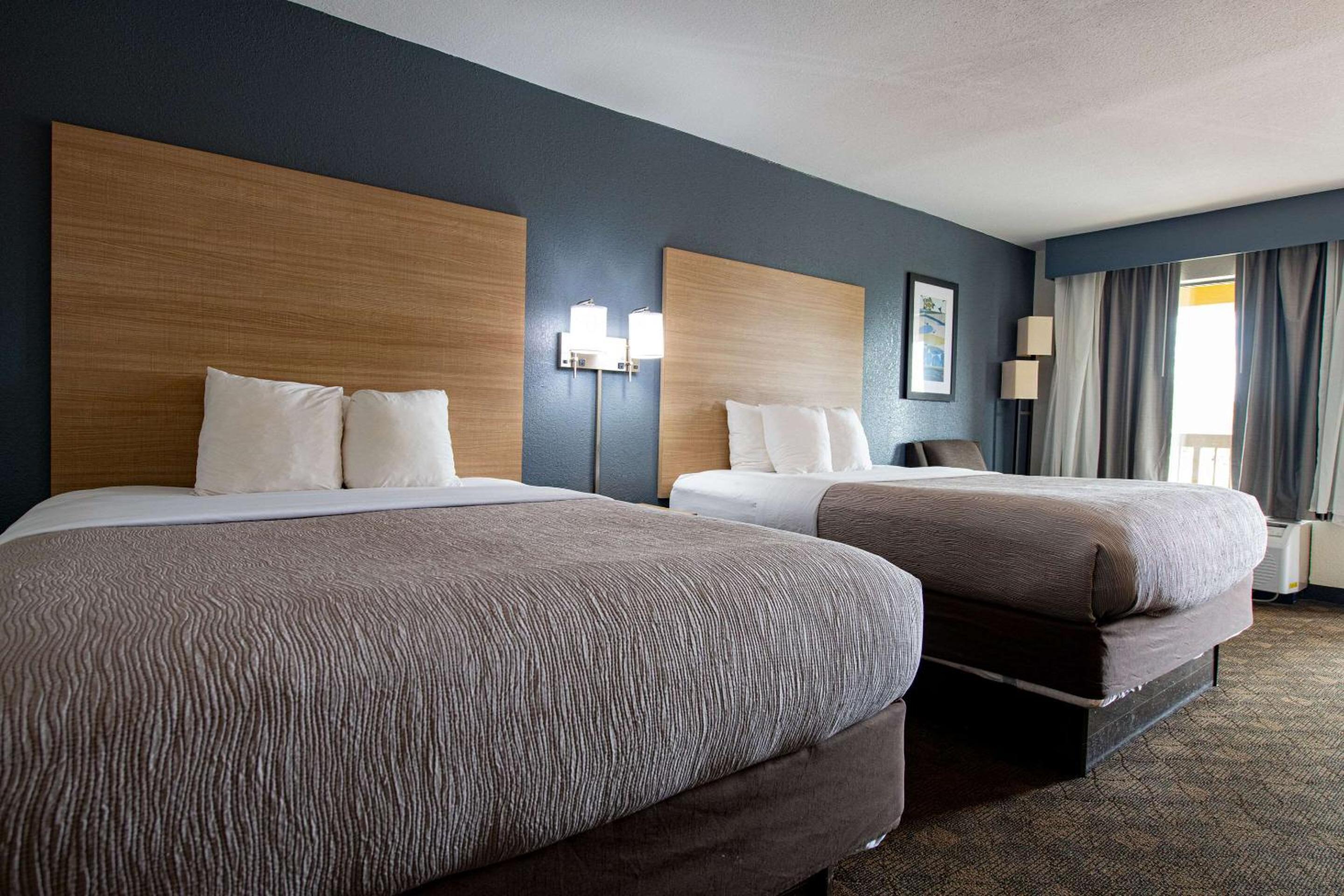 Standard Queen Room with Two Queen Beds - Non-Smoking - Photo 6
