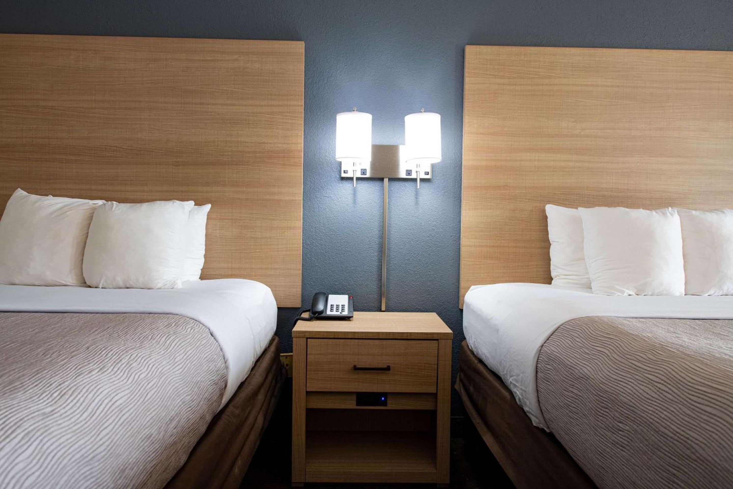 Standard Queen Room with Two Queen Beds - Non-Smoking - Photo 2