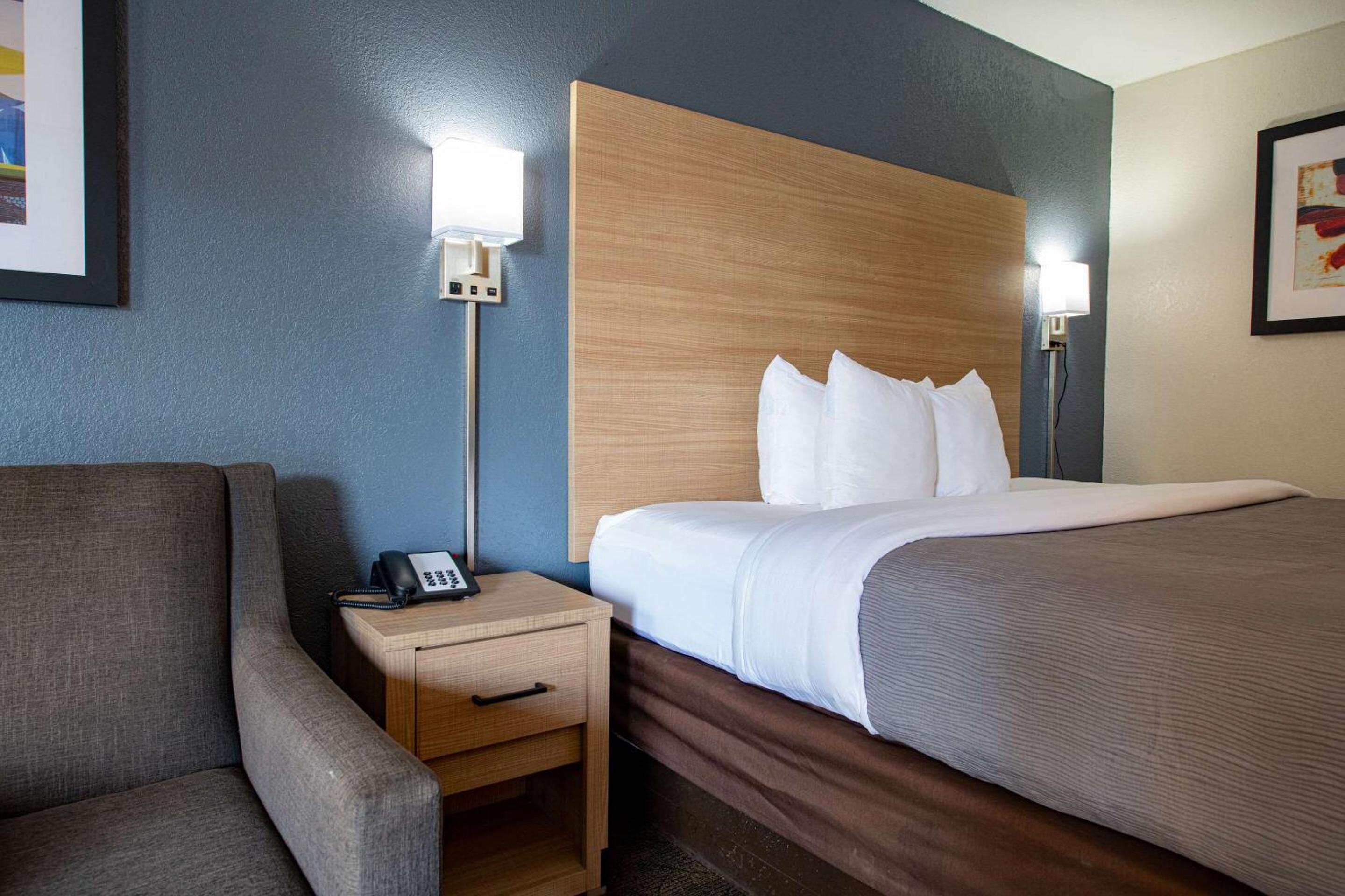 Standard King Room - Non-Smoking  - Photo 1