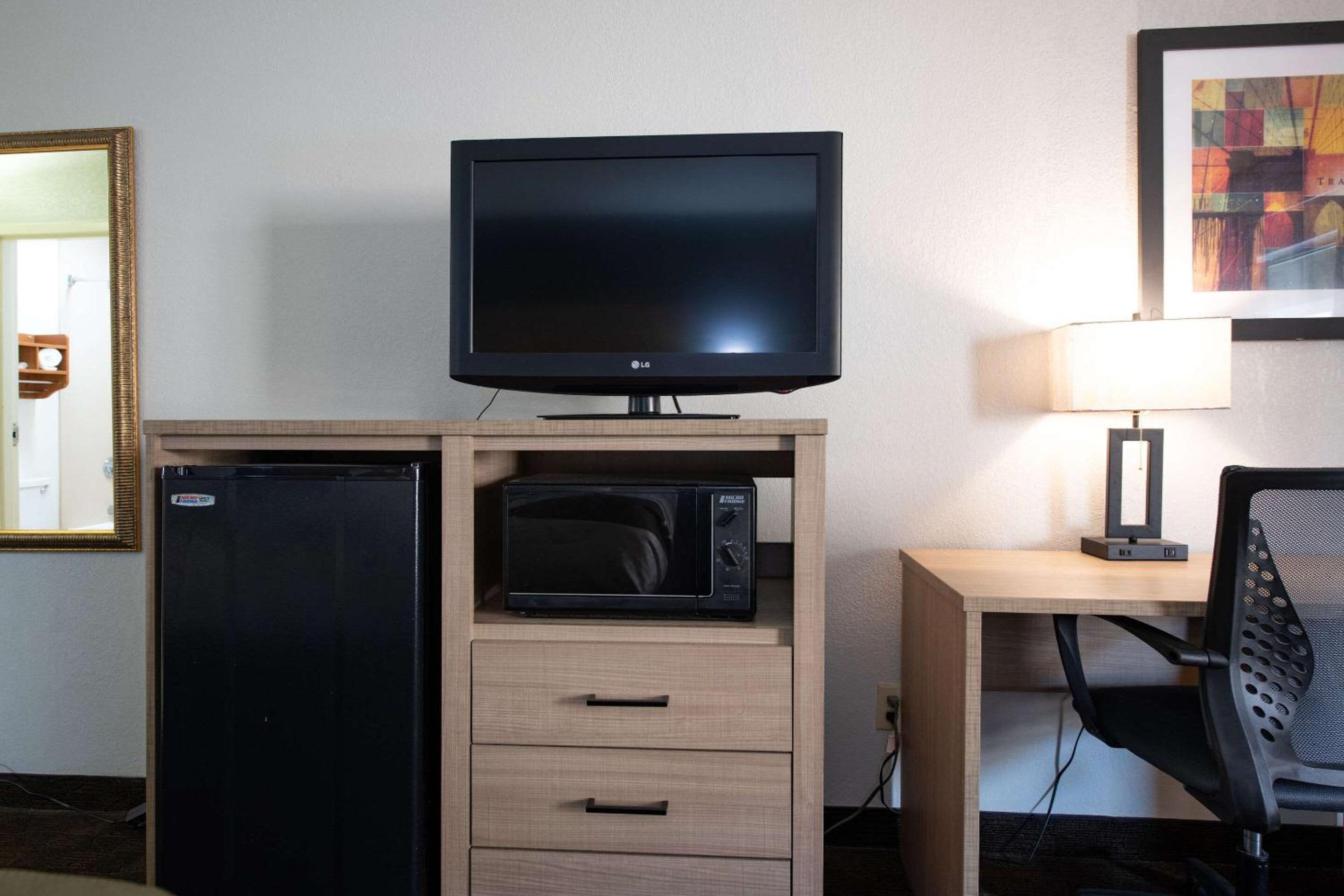 Standard King Room - Non-Smoking  - Photo 3
