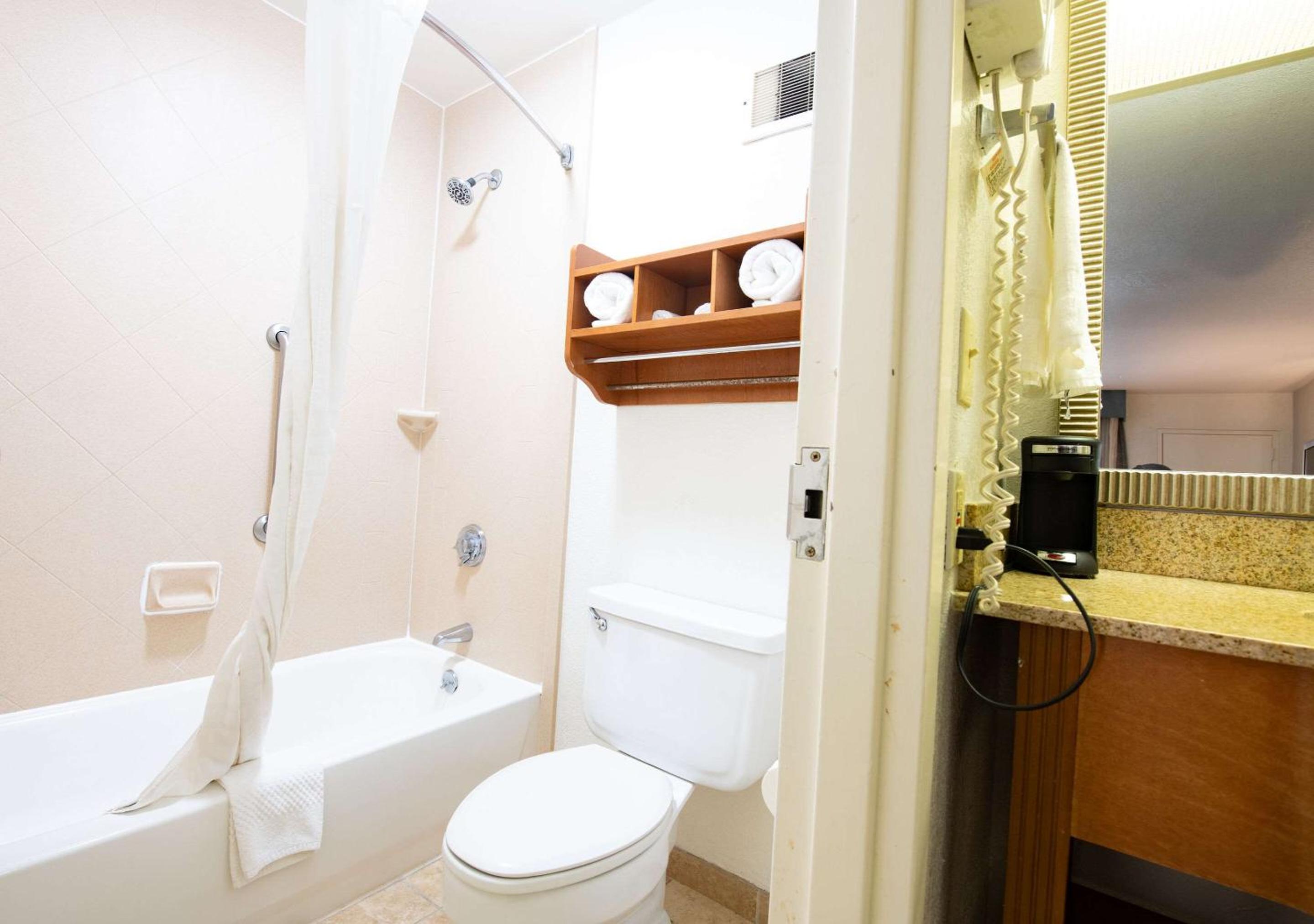 Standard Queen Room with Two Queen Beds - Non-Smoking - Photo 3