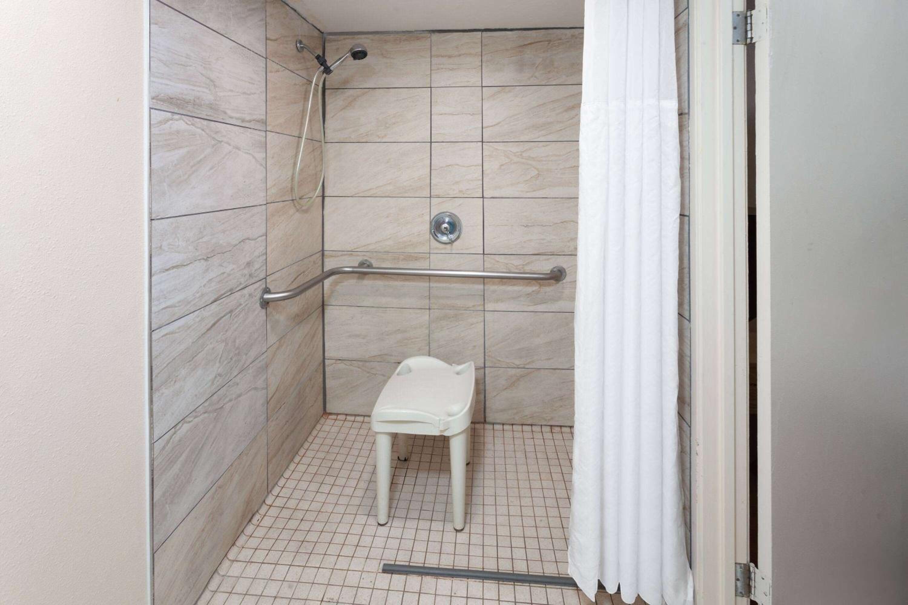 Double Room with Two Double Beds and Roll-in Shower - Mobility Access/Non-Smoking - Photo 8