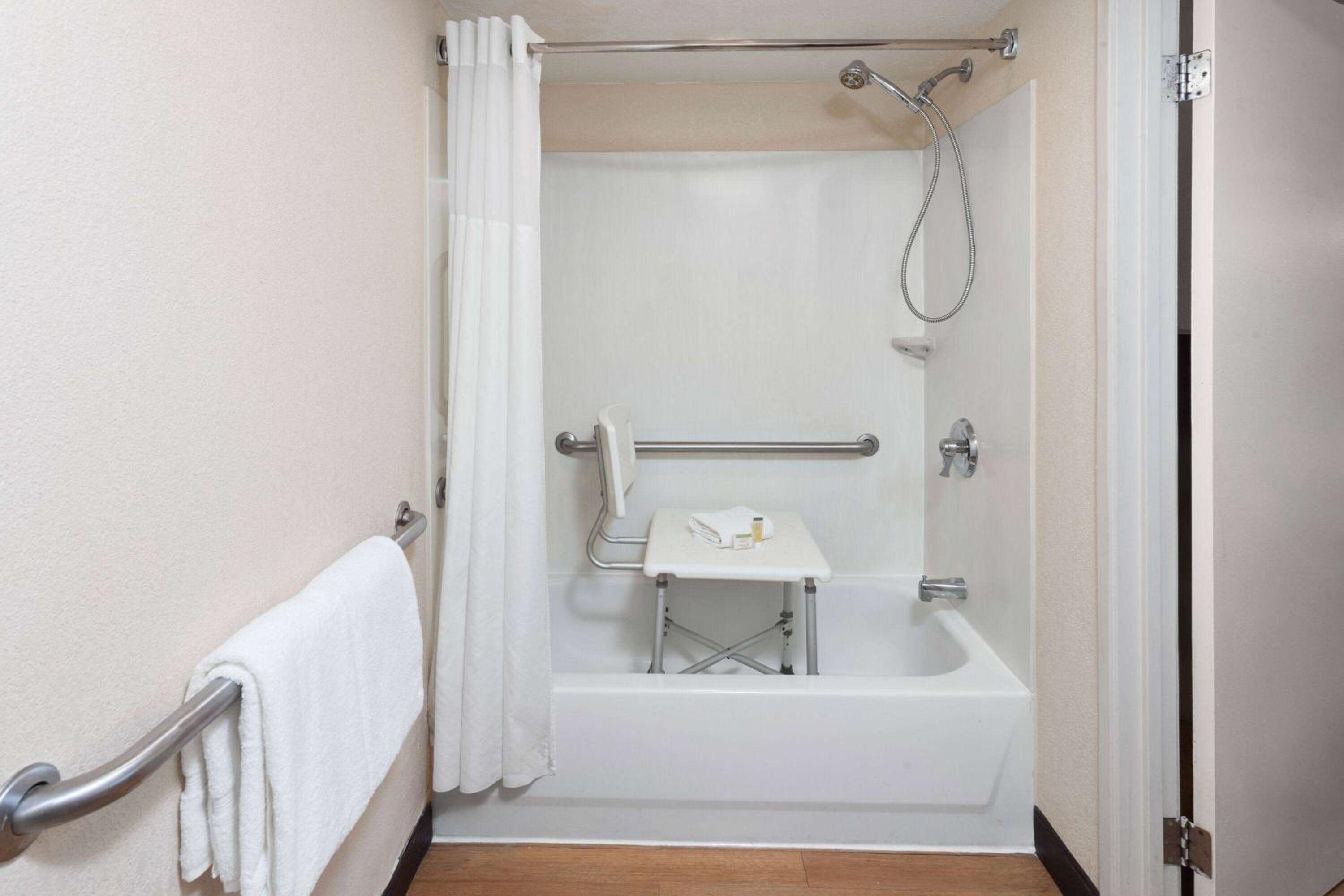 King Room with Mobility Access and Bathtub  with Grab Bars, Non-Smoking - Photo 5