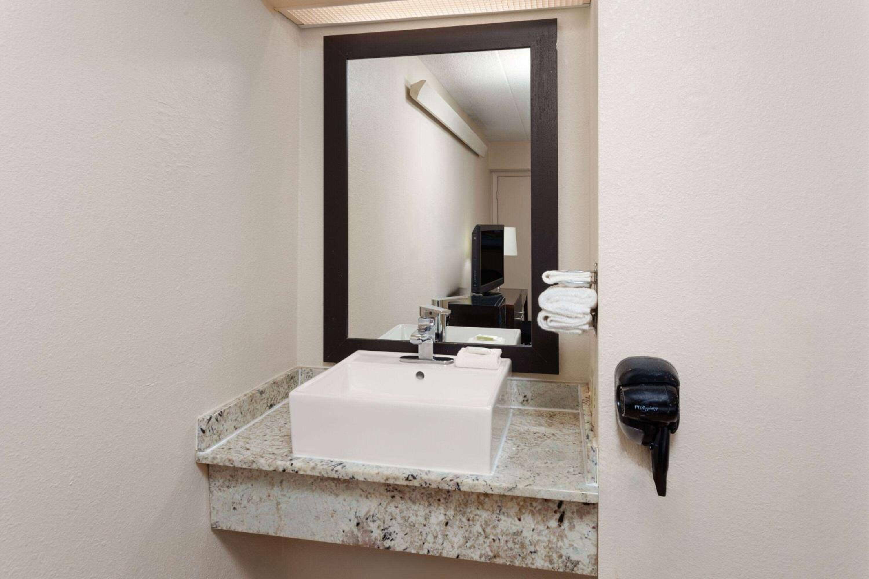 Double Room with Two Double Beds and Roll-in Shower - Mobility Access/Non-Smoking - Photo 2