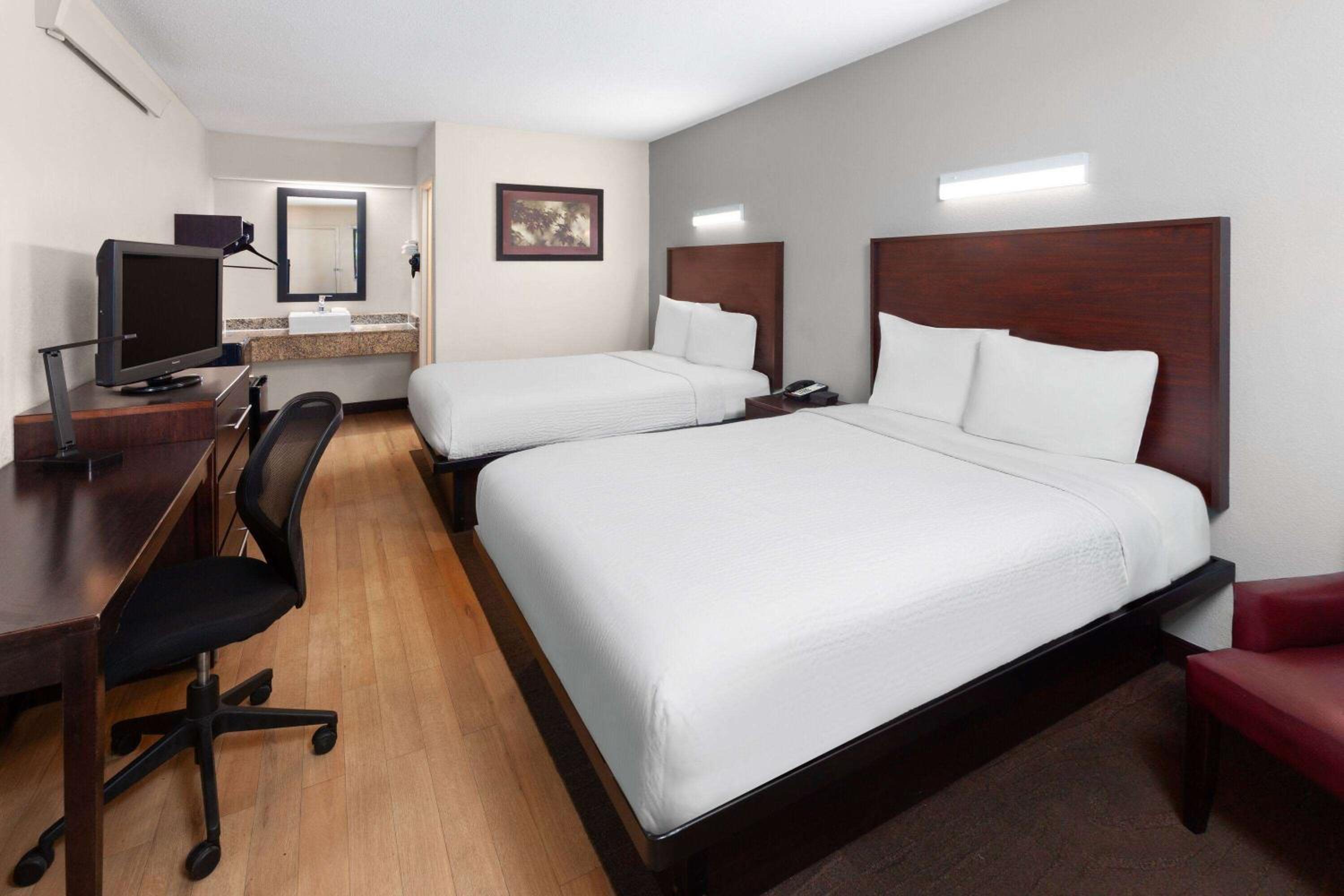 Double Room with Two Double Beds - Non-Smoking - Photo 8