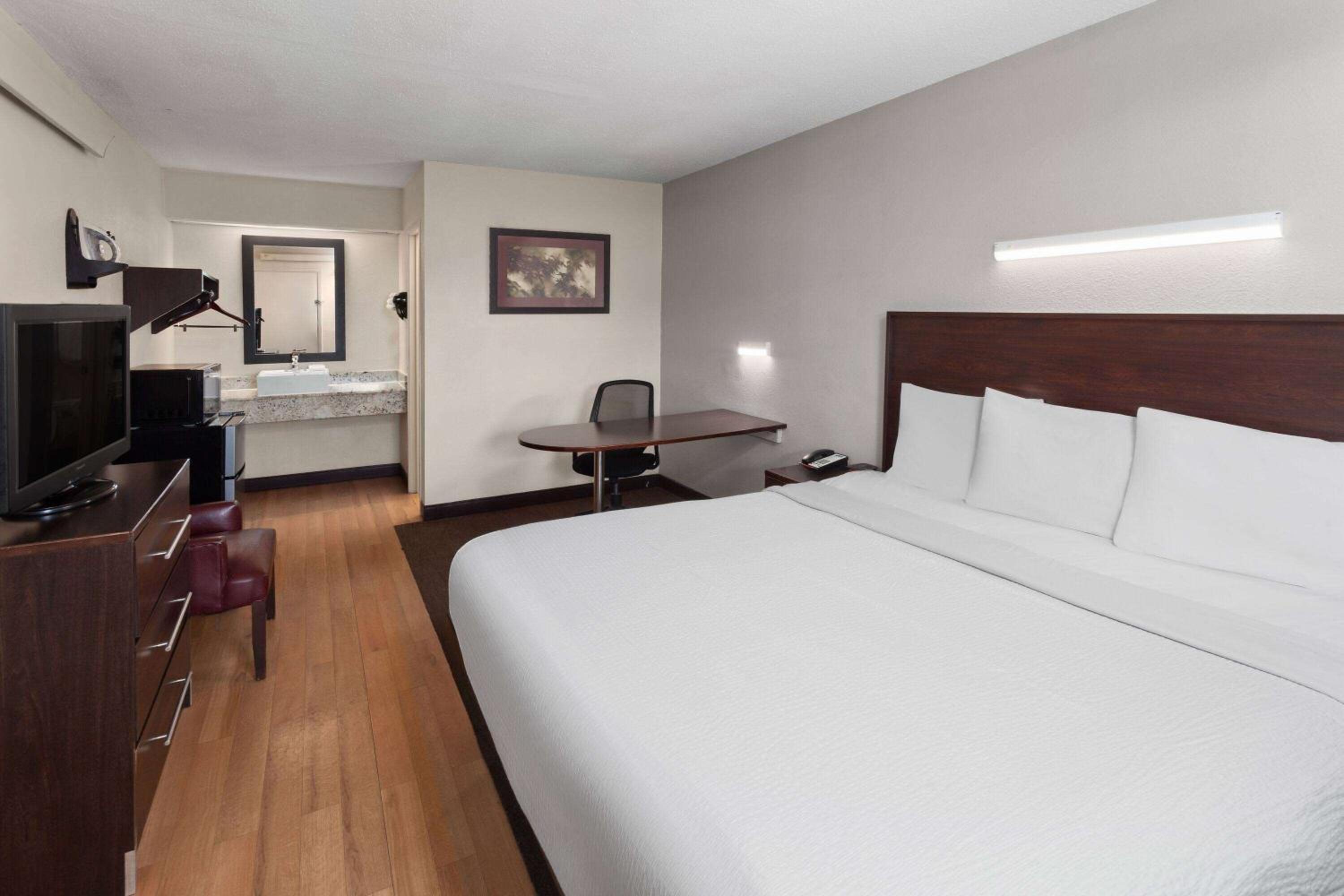 King Room - Non-Smoking - Photo 3
