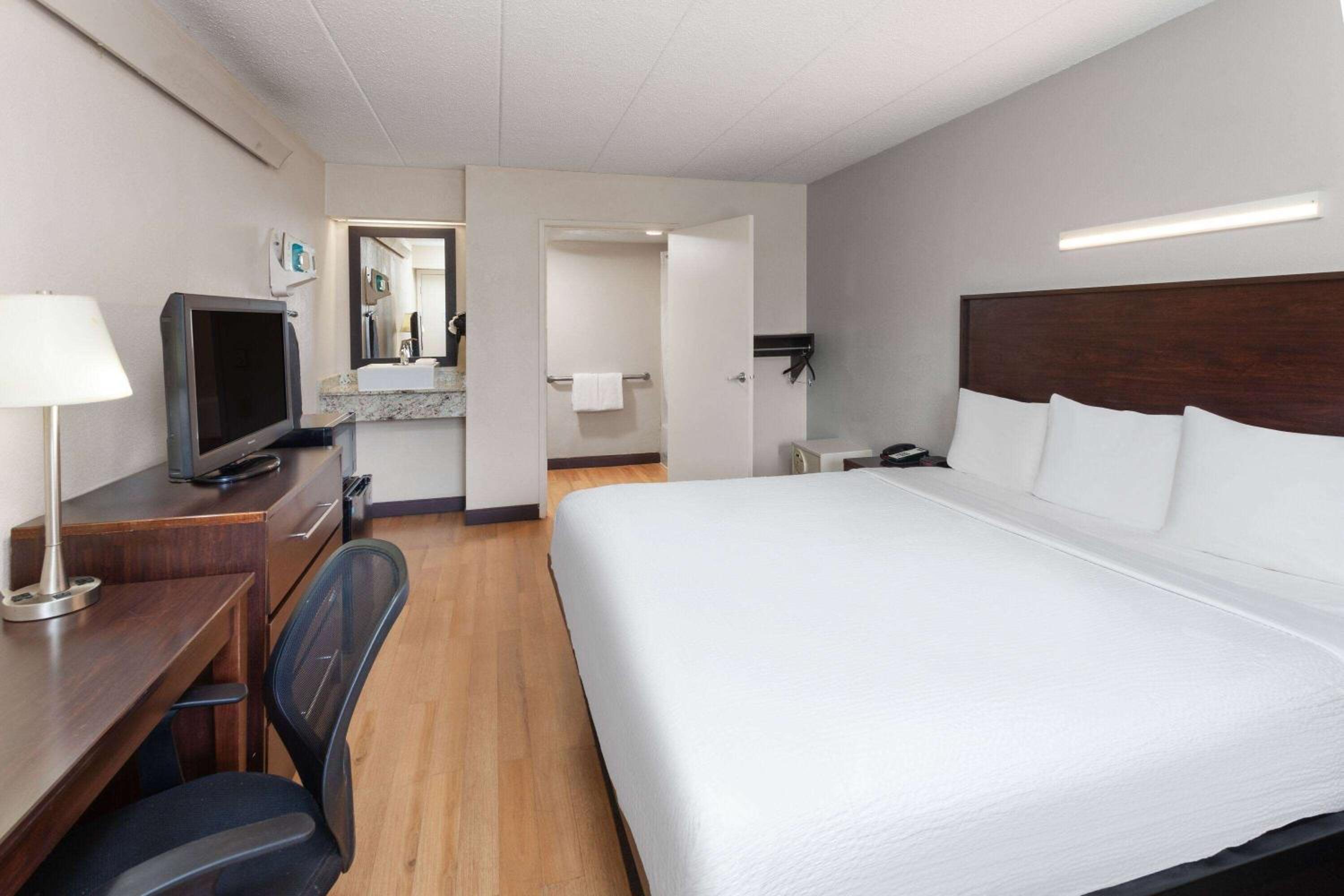 King Room with Mobility Access and Bathtub  with Grab Bars, Non-Smoking - Photo 3