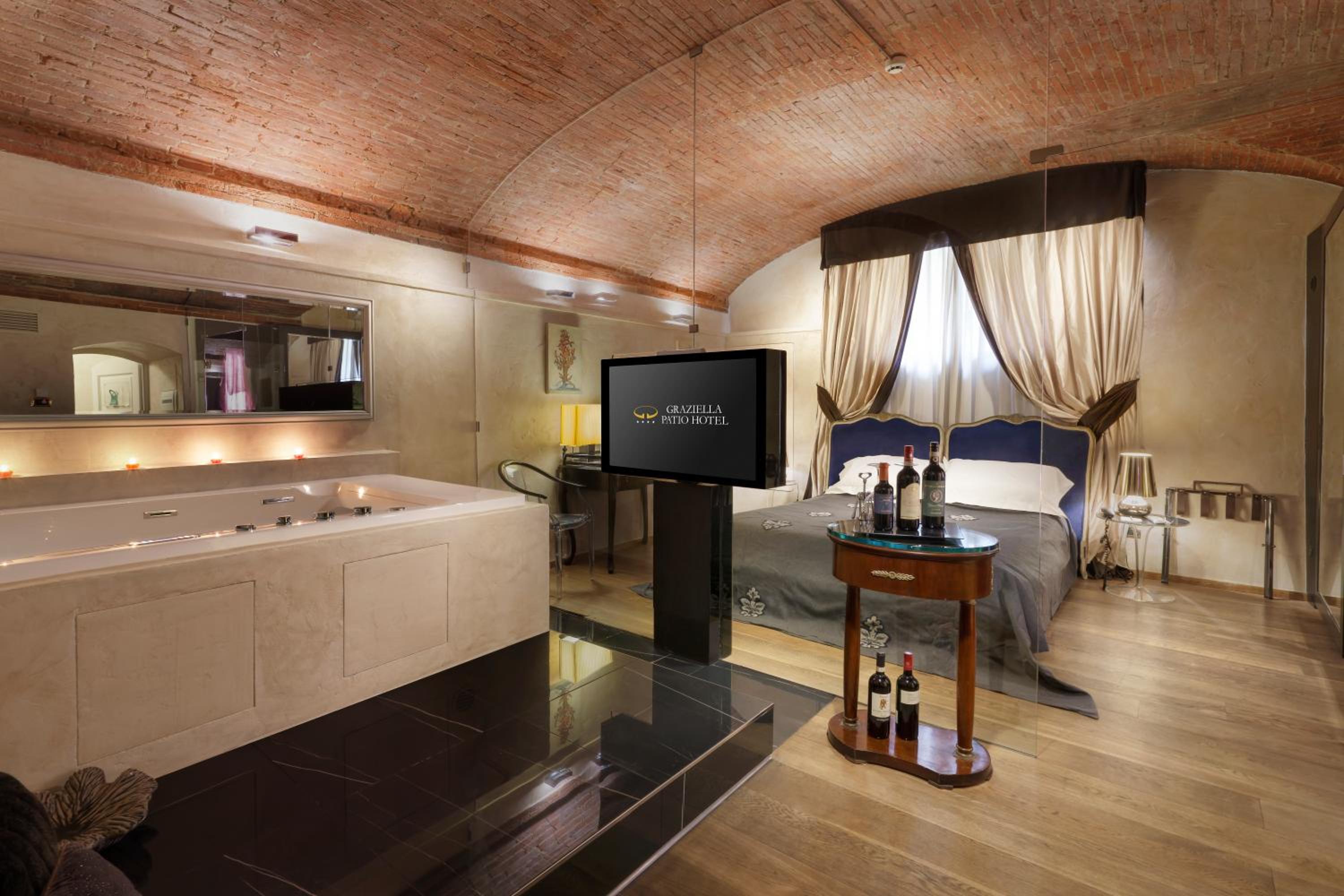 Suite with Spa Bath - Photo 1