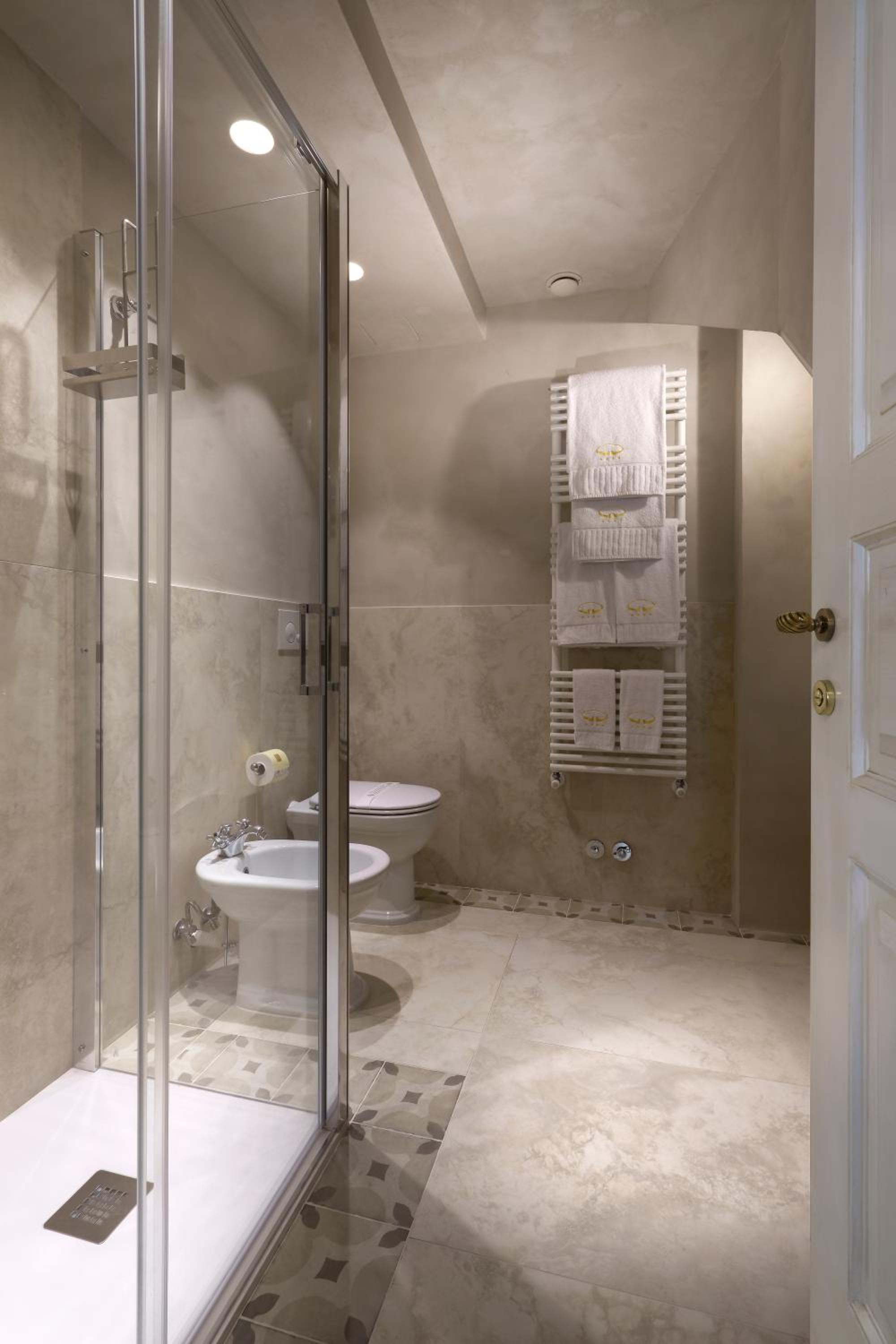 Senior Suite - Photo 2