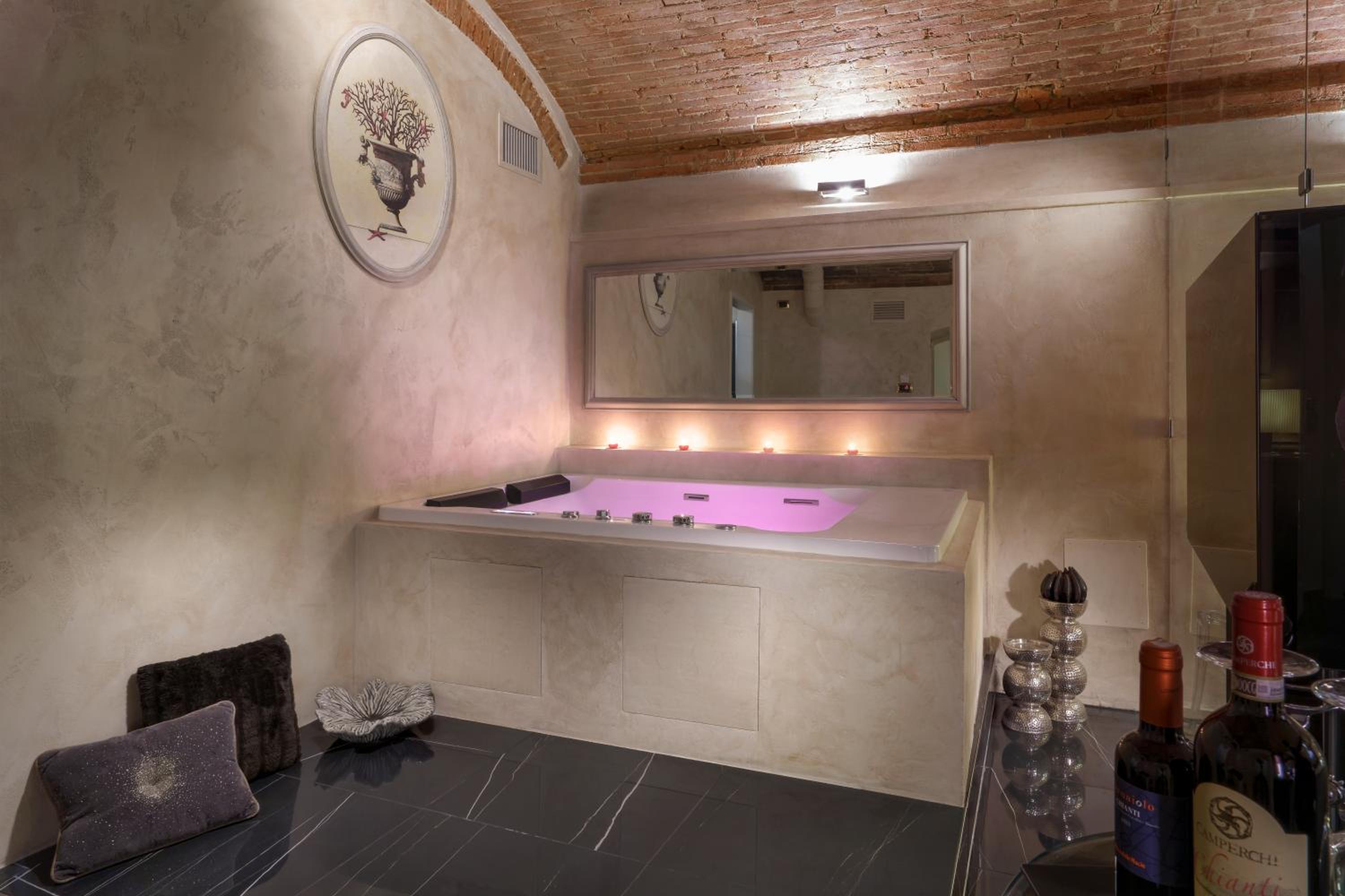 Suite with Spa Bath - Photo 3