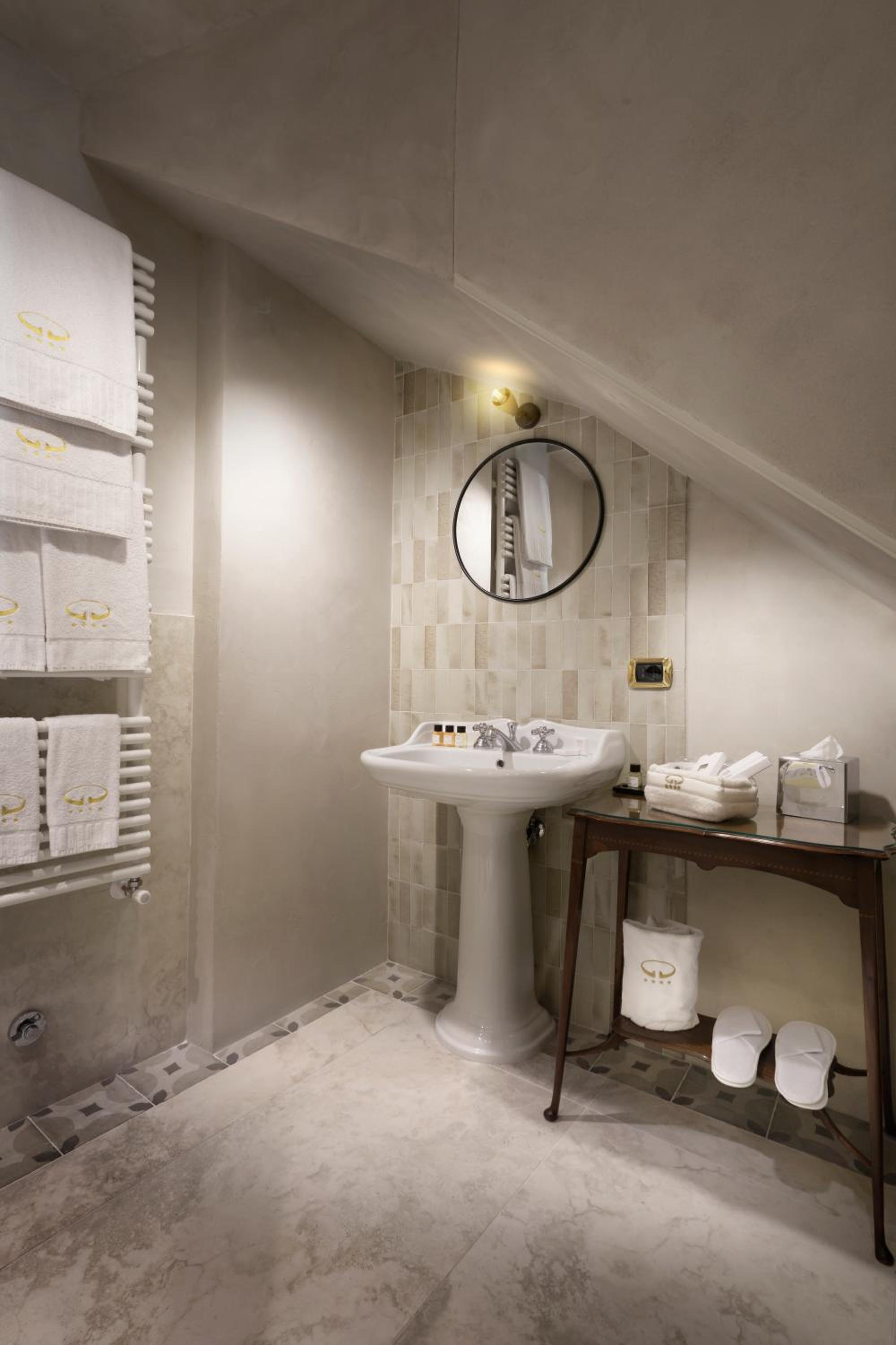 Senior Suite - Photo 5