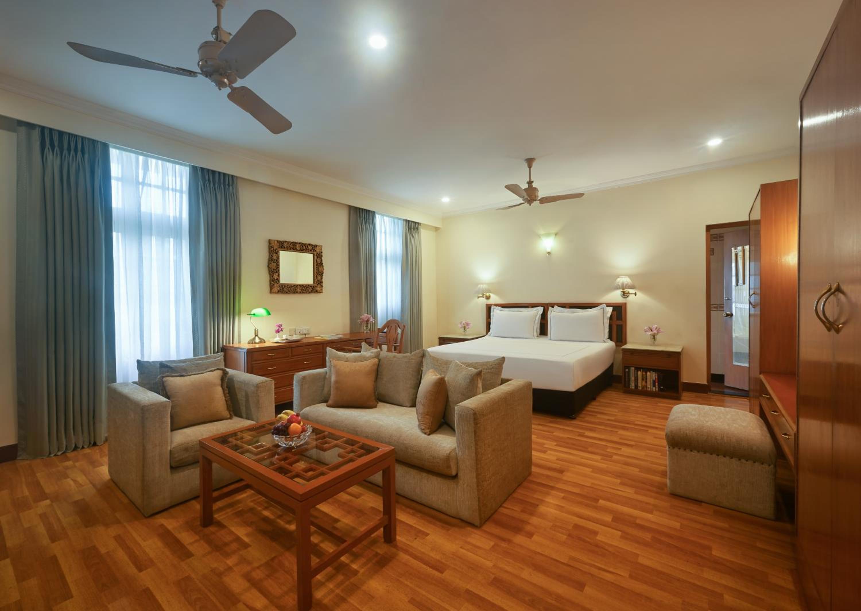 Deluxe Suite Double Bed with 1 way Transfer, Breakfast, 15% off on Food and Soft Beverages, Happy Hours (Buy 1 & Get 1) on select menu at InSomnia - Photo 12
