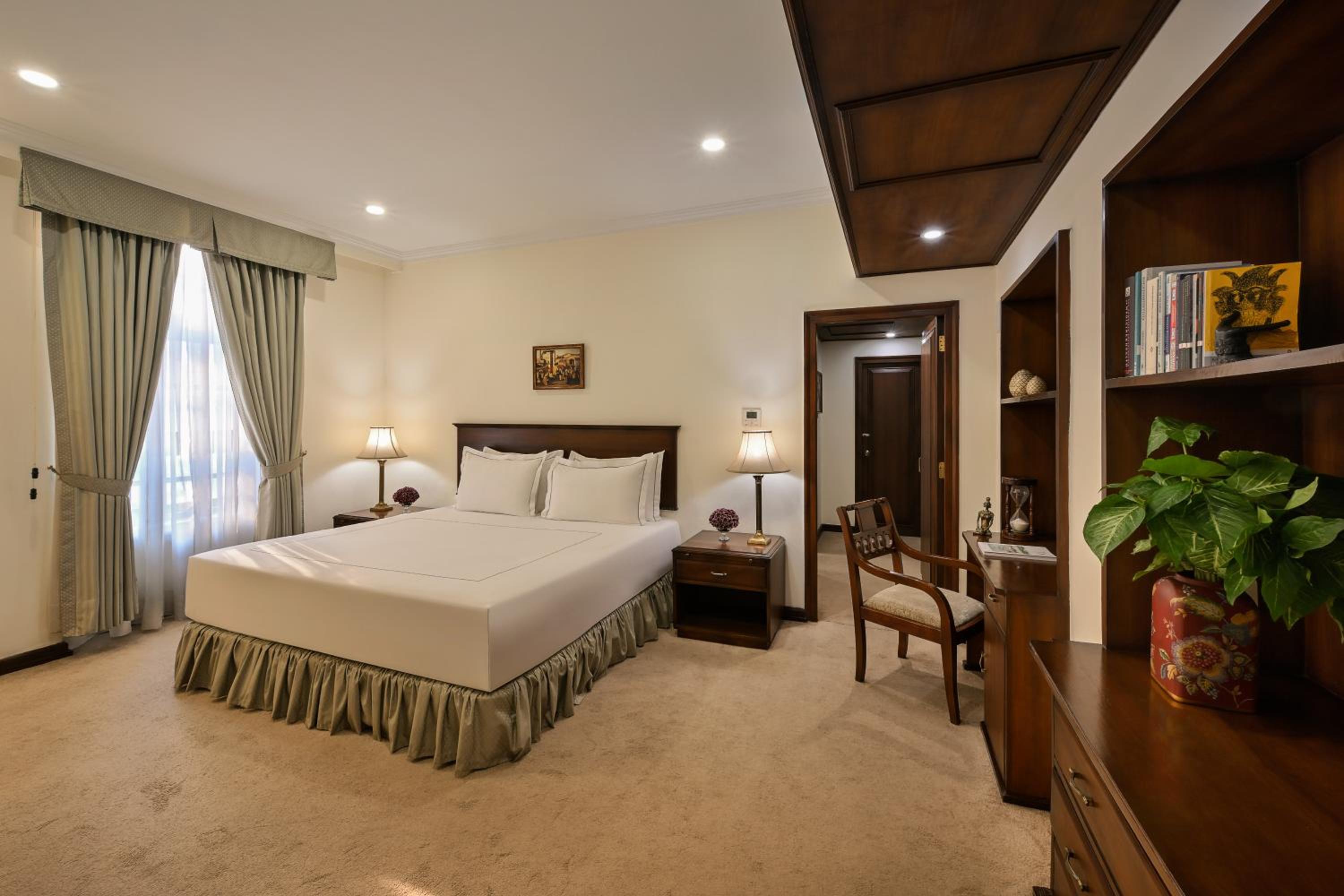 SeleQtions Suite Double Bed with 1 way Transfer, Breakfast, 15% off on Food and Soft Beverages, Happy Hours (Buy 1 & Get 1) on select menu at InSomnia