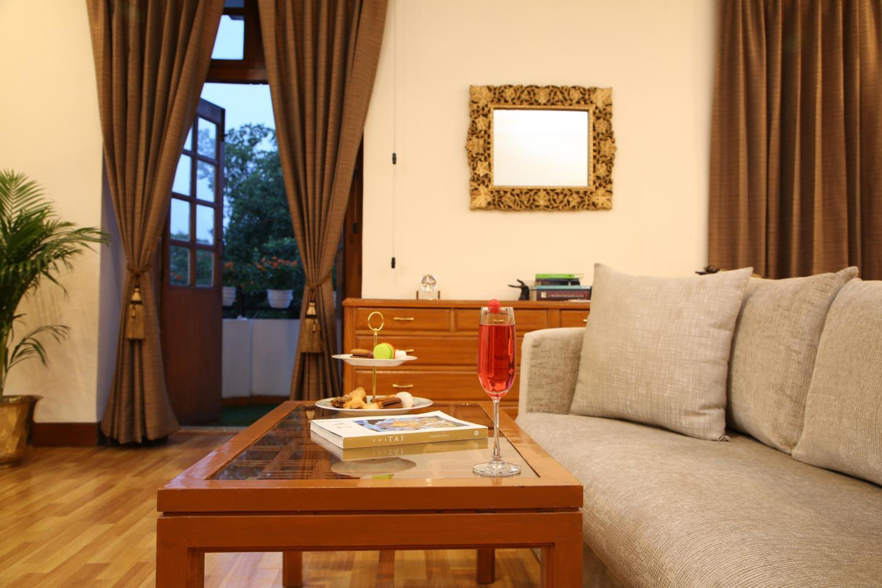 Deluxe Suite Double Bed with 1 way Transfer, Breakfast, 15% off on Food and Soft Beverages, Happy Hours (Buy 1 & Get 1) on select menu at InSomnia - Photo 16