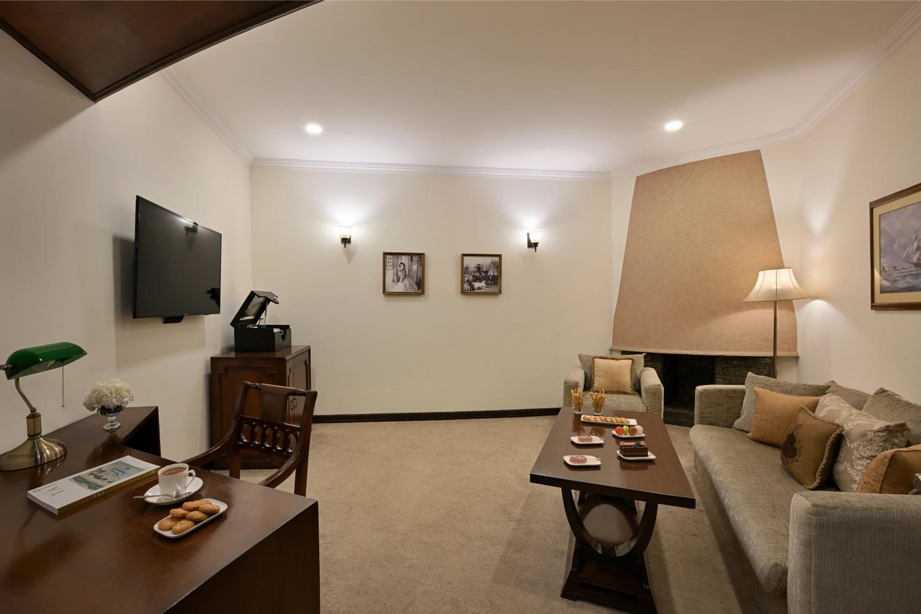 Deluxe Suite Double Bed with 1 way Transfer, Breakfast, 15% off on Food and Soft Beverages, Happy Hours (Buy 1 & Get 1) on select menu at InSomnia - Photo 6