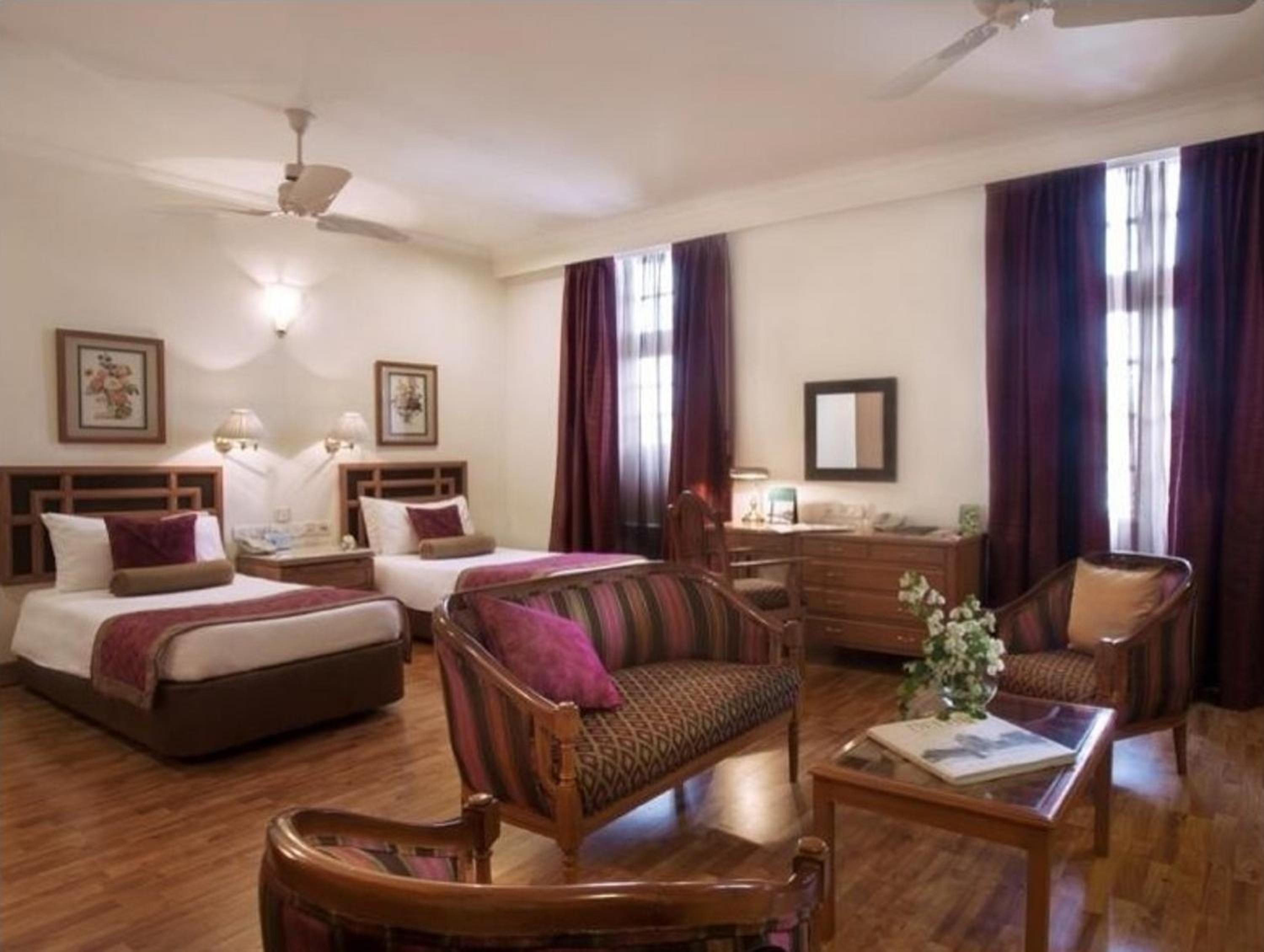 Deluxe Room Twin Bed with 15% off on Food and Soft Beverages, Happy Hours (Buy 1 & Get 1) on select menu at InSomnia