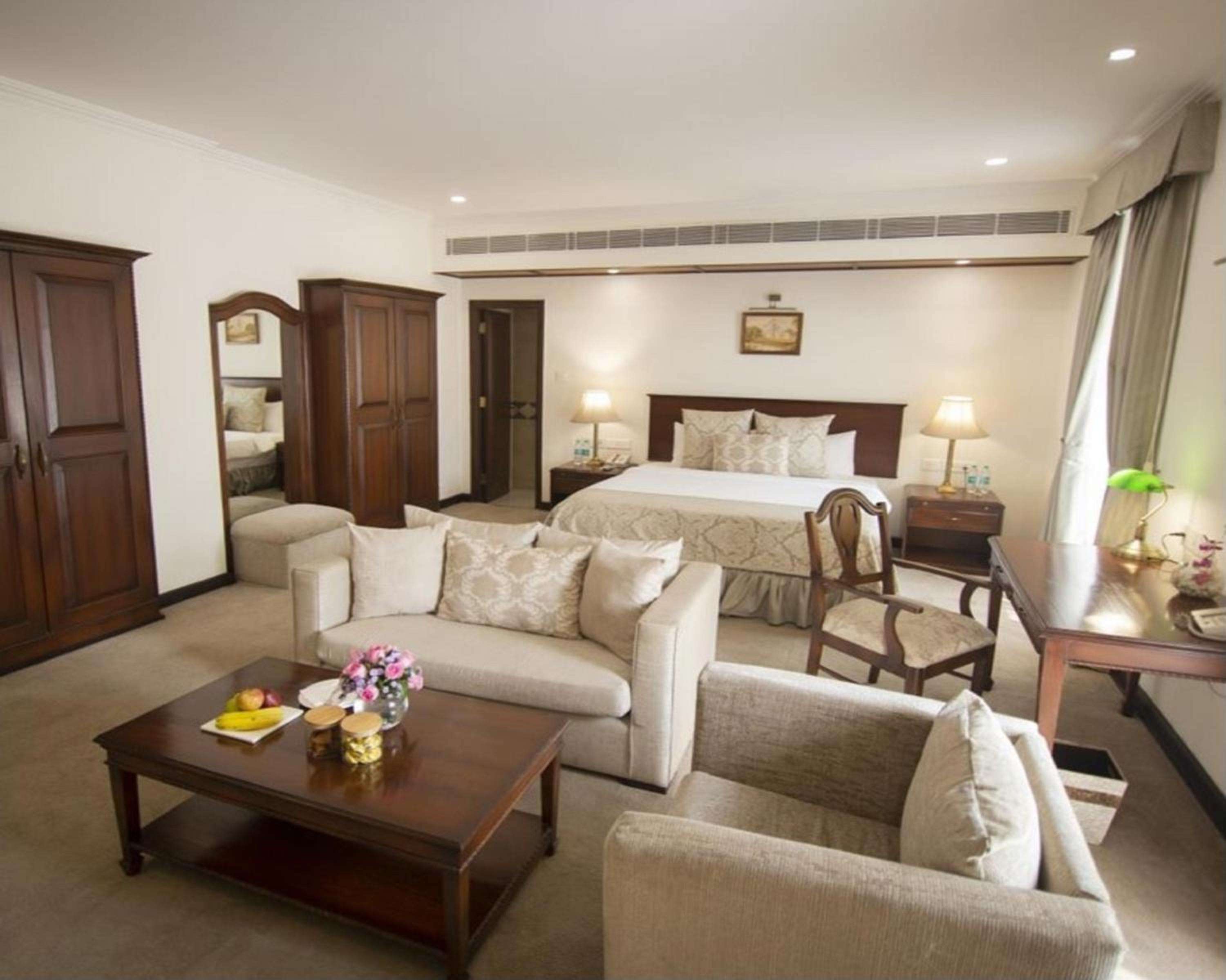 Deluxe Suite Double Bed with 1 way Transfer, Breakfast, 15% off on Food and Soft Beverages, Happy Hours (Buy 1 & Get 1) on select menu at InSomnia - Photo 1