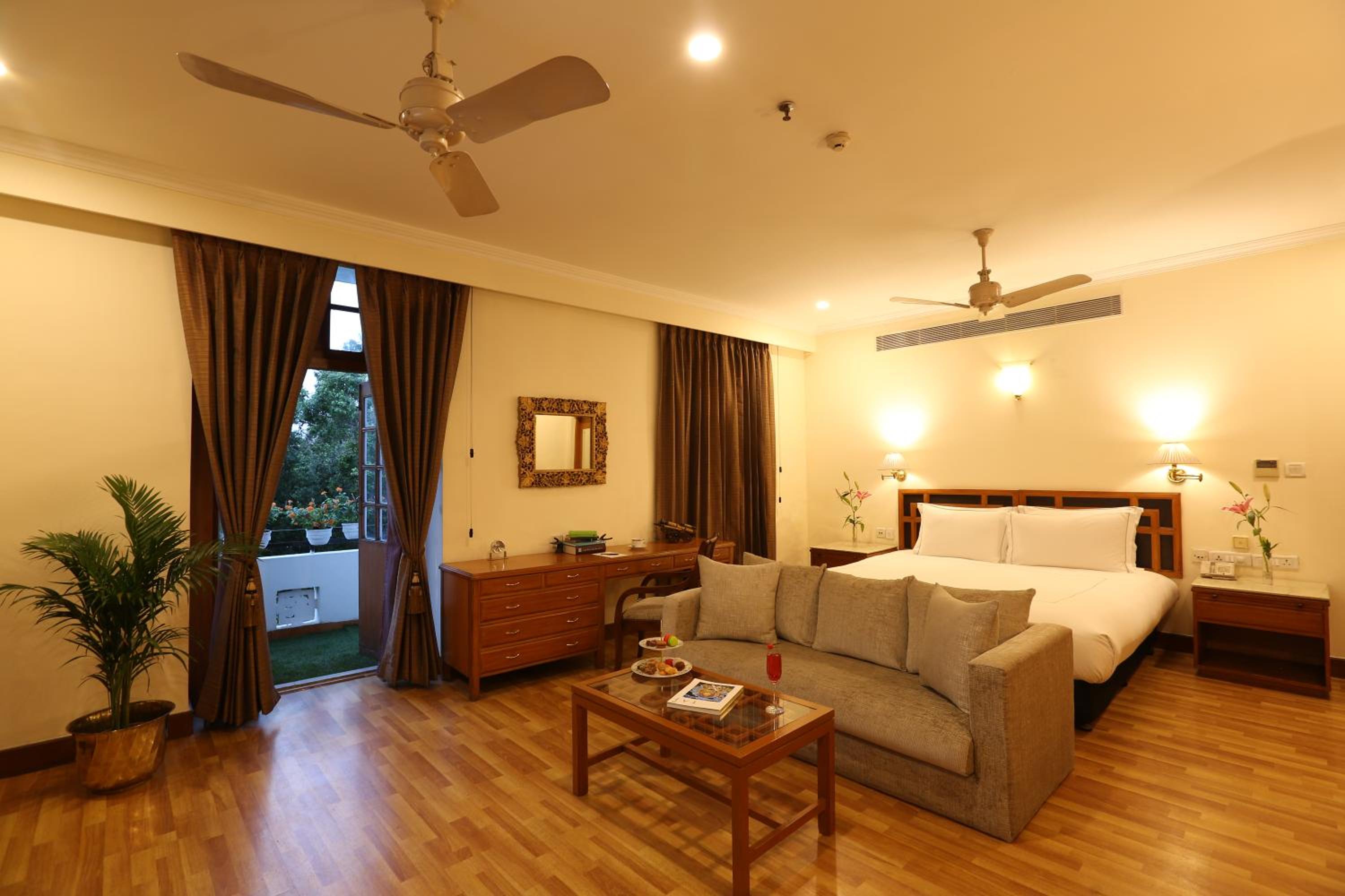 Deluxe Suite Double Bed with 1 way Transfer, Breakfast, 15% off on Food and Soft Beverages, Happy Hours (Buy 1 & Get 1) on select menu at InSomnia - Photo 4