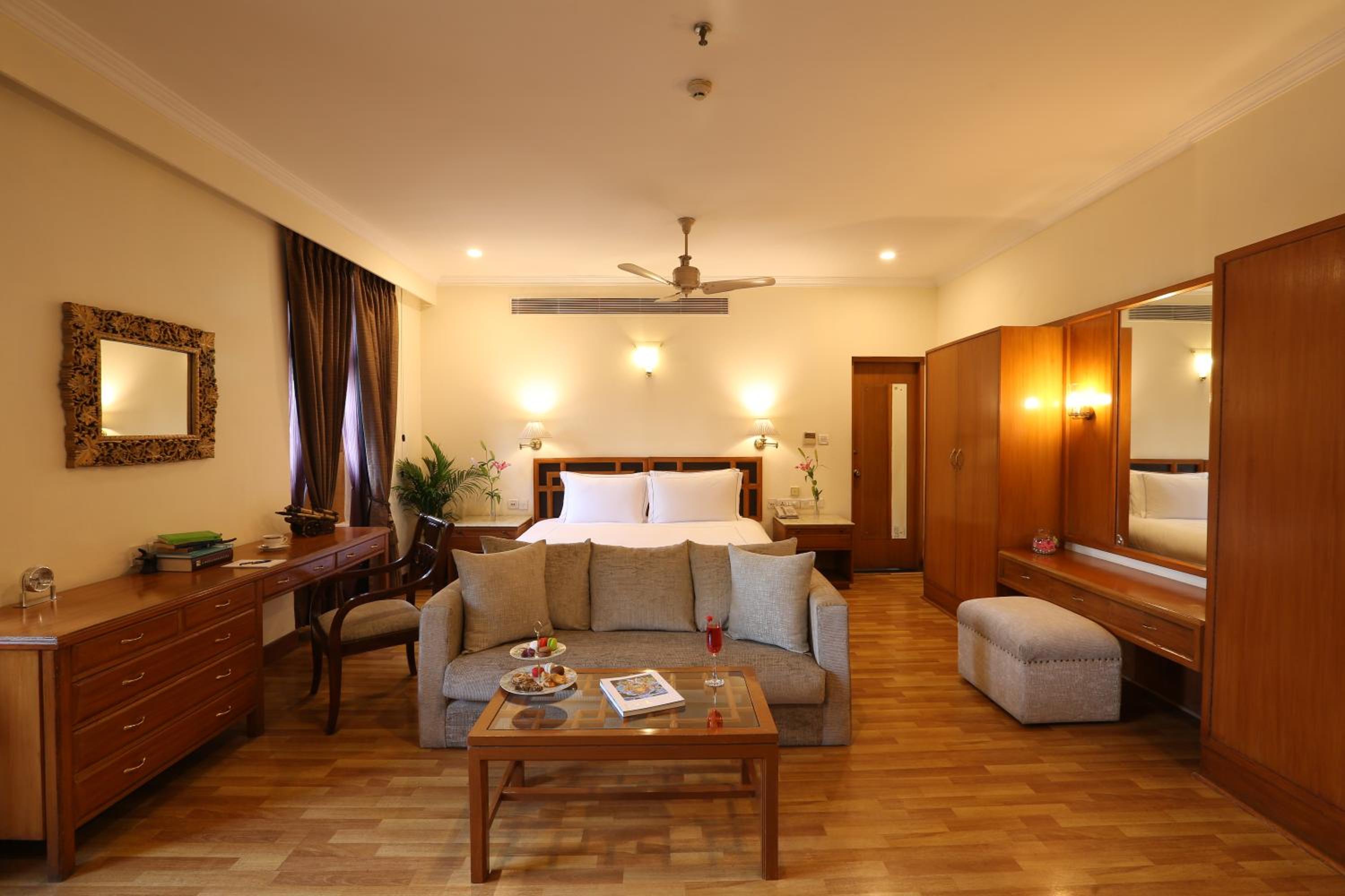 Deluxe Suite Double Bed with 1 way Transfer, Breakfast, 15% off on Food and Soft Beverages, Happy Hours (Buy 1 & Get 1) on select menu at InSomnia - Photo 10