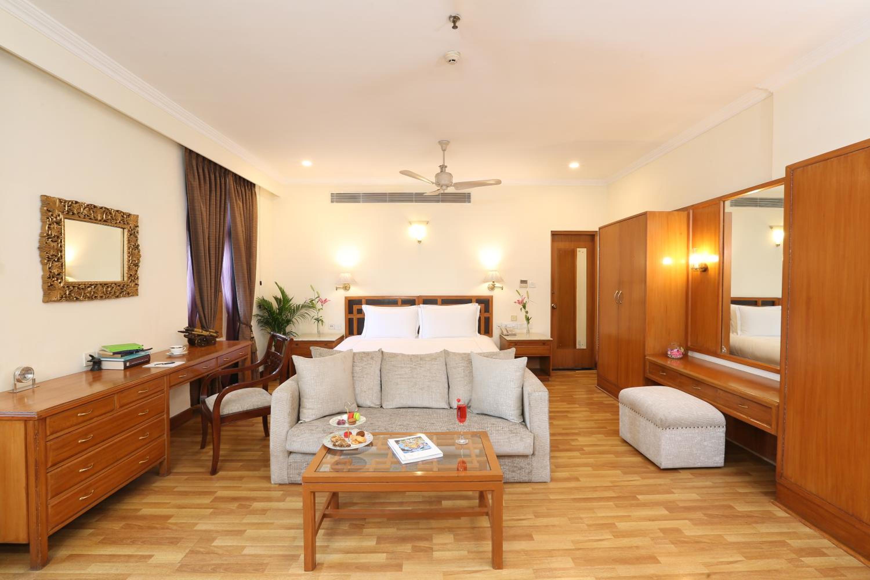 Deluxe Suite Double Bed with 1 way Transfer, Breakfast, 15% off on Food and Soft Beverages, Happy Hours (Buy 1 & Get 1) on select menu at InSomnia - Photo 3