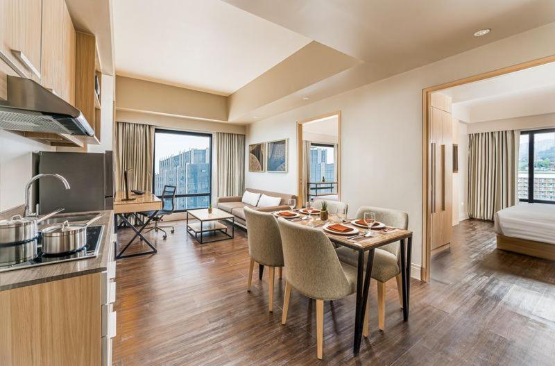 1 King Bed, 2 Single Beds, Two-Bedroom with Kitchenette and Living Area