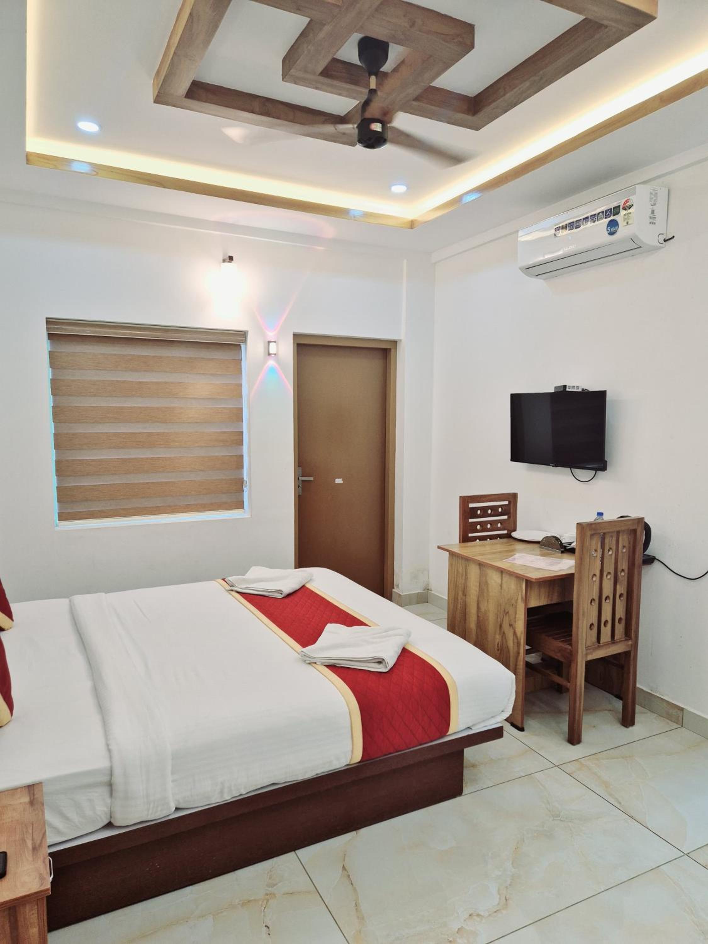 Double Room with Balcony - Photo 3